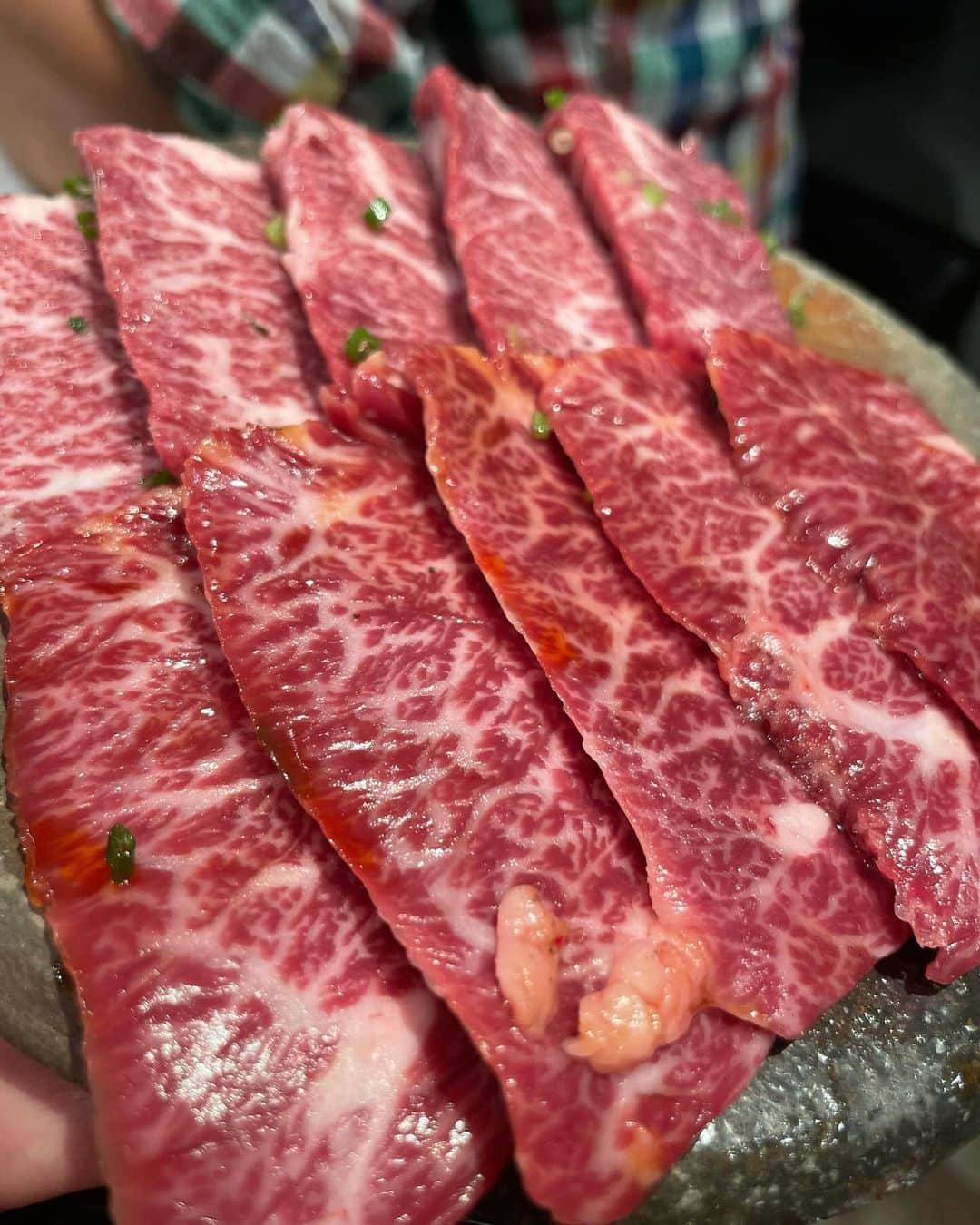 西代洋さんのインスタグラム写真 - (西代洋Instagram)「美味いンスタグラム♪  美味い焼肉屋にまた出会った！ 肉の旨さ、カットの仕方、見せ方 米の炊き方（笑） 全部美味かったな〜  炭の台もカウンターの置くところが一段下がってて ちょうどノンストレスで焼肉に向き合えるというこだわりカウンター！  東心斎橋たくさん焼肉屋あるけど ここは頭抜けてる様な気がする♪  値段もベラボーに高いわけではない！  どんな仕組みなんや！！！！  あかん！思いだしてもまだ美味い♪  #美味いンスタグラム #グルメ #心斎橋 #大阪 #焼肉 #肉 #やきにく #美味」10月4日 10時21分 - onikuchan0927