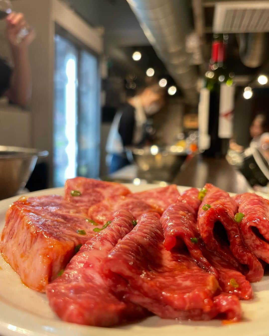 西代洋さんのインスタグラム写真 - (西代洋Instagram)「美味いンスタグラム♪  美味い焼肉屋にまた出会った！ 肉の旨さ、カットの仕方、見せ方 米の炊き方（笑） 全部美味かったな〜  炭の台もカウンターの置くところが一段下がってて ちょうどノンストレスで焼肉に向き合えるというこだわりカウンター！  東心斎橋たくさん焼肉屋あるけど ここは頭抜けてる様な気がする♪  値段もベラボーに高いわけではない！  どんな仕組みなんや！！！！  あかん！思いだしてもまだ美味い♪  #美味いンスタグラム #グルメ #心斎橋 #大阪 #焼肉 #肉 #やきにく #美味」10月4日 10時21分 - onikuchan0927