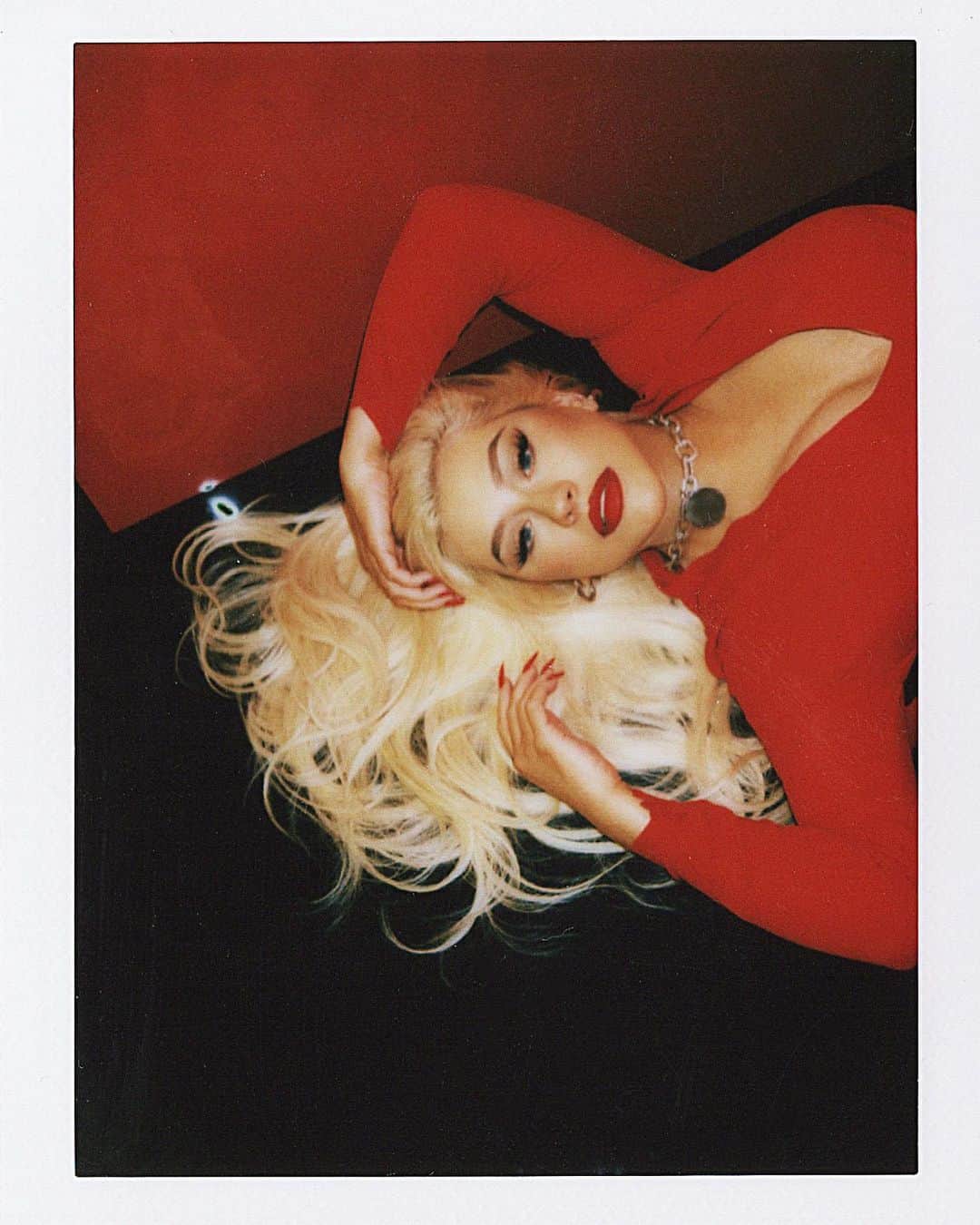 クリスティーナ・アギレラのインスタグラム：「I’m sharing a piece of myself with my new fragrance, “Xtina”. This scent was inspired by the idea of personal transformation, and is designed to leave you feeling empowered and free 🌹」