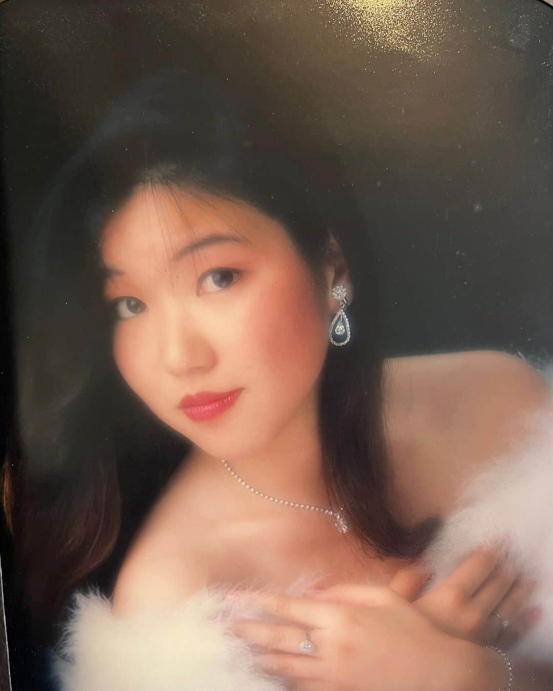 有坂美香さんのインスタグラム写真 - (有坂美香Instagram)「最近流行りのAI 90年代風アメリカンイヤーブック。せっかくなのでリアルに1993年カリフォルニアでのイヤーブックフォトをアップ😆　 封印してた2枚目もネタとしてアップ😆 ウケる🤣 3枚目は髪型三角△禁断のチア時代  #ガチ　#1993年卒　#yearbook #classof93 #notredamehighschool  #本物　#ガチ90年代カリフォルニアハイスクール卒　#90s #ネタ　 #アメリカンイヤーブック　#海外留学 #90年代チアーリーダー　#チアリーダー」10月4日 10時38分 - mikaarisaka