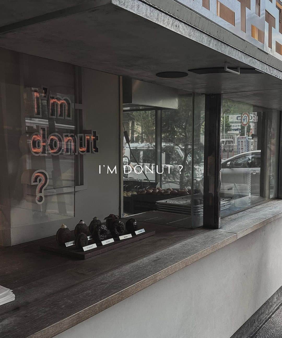 JUN / Yohukasiのインスタグラム：「I'm donut ?  以前食べた時に美味し過ぎて感動したドーナツ🥂  また食べたいと思い続けていたら あっという間に1年以上経ってました。笑  ちょうど平日の真っ昼間に 中目黒で商談あったので帰り道に 10分だけ並んで買えた~◎ (最高!!  #imdonut #中目黒カフェ」