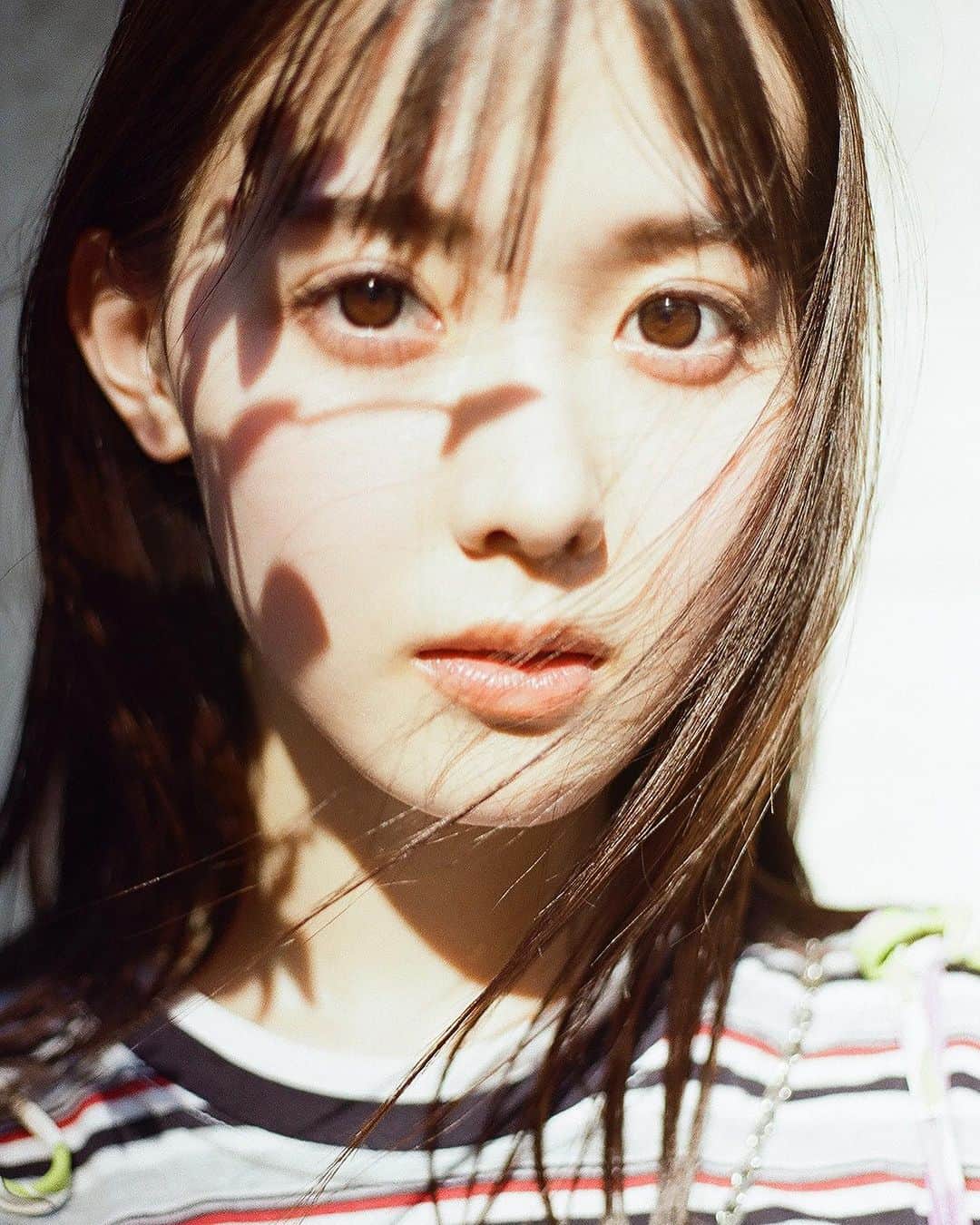 花盛友里のインスタグラム：「憧れのコマフォトの表紙、嬉しすぎて嬉しすぎて飛び上がりそうになりました、幸せ😭😭🤍🤍🤍🤍  作品のタイトルはたくさん考えて悩んだ結果 「わたしでいる、ということ」 にしました。  アイドルとしてやっていくのって大変なことたっくさんあるよなぁ、自分ってなんだ？って、悩む時期もあったんじゃないかなぁって思って。 それでもこれからも、私でいく、そんな決意を撮れたらなと思いました。  ももなちゃん、本当に可愛かった！ 早朝の渋谷、大好きなメンバーとの幸せな撮影、ありがとうございました！！！」