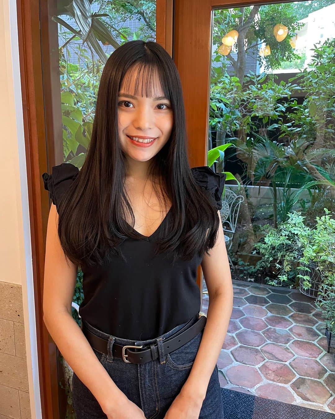 sun_platinumのインスタグラム：「こんにちは！花岡です！ 夏が終わったと思ったらあっという間に10月ですね！まだ暑い日は続きますが、ヘアスタイルは秋冬に向けて切り替えていきましょう🫡  今日のお客様は2人ともロングヘアで重めのレイヤーを入れています。重めにしておくと、巻かなくてもまとまりが良く艶も出しやすいです✨  カラーは地毛のように暗めの色にしていきたいとのことでした。よく地毛風カラーと言われますが見た目は地毛っぽく、光に当たると透けて柔らかい色味を出してくれます☺️ がっつり黒にするのももちろんモードで可愛いのですが、そこまで抵抗のある方には少し柔らかさを残してくれるカラーおすすめです！  スタイルチェンジお任せ下さい！ #sun#白金台#恵比寿#目黒#広尾#プラチナ通り#拡散#レイヤーカット」
