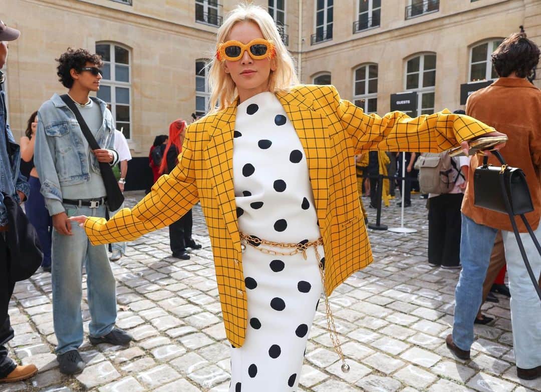 Nordstromさんのインスタグラム写真 - (NordstromInstagram)「Closing out an energetic Paris Fashion Week with some vibrant street style through the lens of @mrstreetpeeper ✨🌈🎀🎉🍭🦋🖤」10月4日 10時32分 - nordstrom