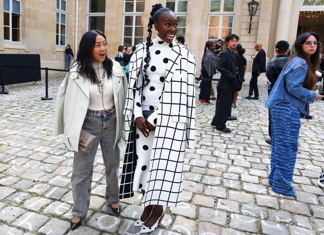 Nordstromさんのインスタグラム写真 - (NordstromInstagram)「Closing out an energetic Paris Fashion Week with some vibrant street style through the lens of @mrstreetpeeper ✨🌈🎀🎉🍭🦋🖤」10月4日 10時32分 - nordstrom