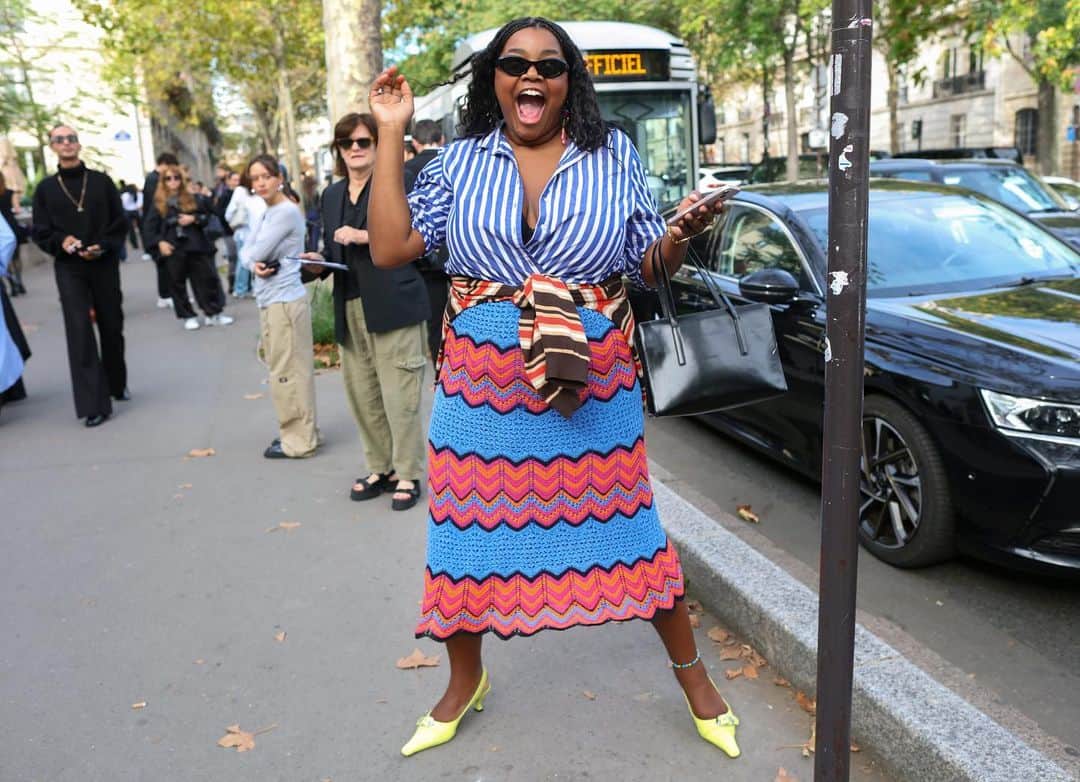 Nordstromのインスタグラム：「Closing out an energetic Paris Fashion Week with some vibrant street style through the lens of @mrstreetpeeper ✨🌈🎀🎉🍭🦋🖤」
