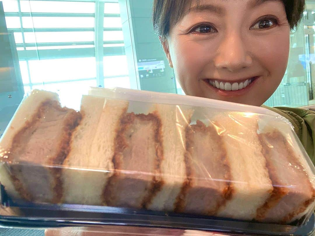 福島和可菜さんのインスタグラム写真 - (福島和可菜Instagram)「皆様は朝ごはん食べますか❓🤤  私は状況によりますが、食べれる時はいただきます😋  あっ、  マラソン走る日は朝食べないよっ😆 （途中でトイレに行きたくなるからw💩w）  今朝は朝からカツサンド🥪❤️w  美味しいよね〜😋  今日から長崎県✈️  週末は和歌山県でエギングパーティー、 日曜日は富山県で滑川ほたるいかマラソン、 月曜日は御岳で山イベント、  しばらく出っ放しですが、  元気に頑張りまーす😊  各地域で美味しい物に出会えるかな🤤  またアップしますね🙌  #食べ物 #グルメ #朝ごはん #morning #長崎県 #ロケ #美味しい #幸せ #カツサンド #🎥 #🦑 #🏃‍♂️ #🤤 #😋 #❤️ #✨」10月4日 10時39分 - fukushimawakana