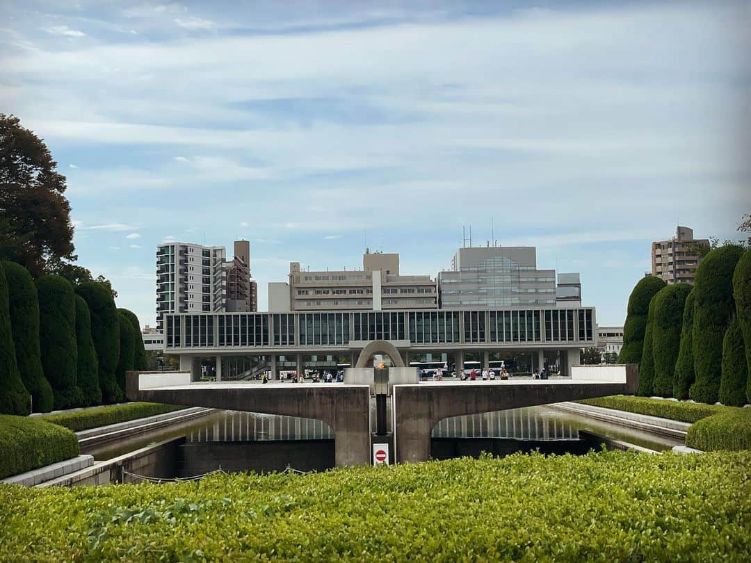 和田正人さんのインスタグラム写真 - (和田正人Instagram)「劇場に入る前に、平和記念公園を散策。  小学校の修学旅行以来なので32年ぶりくらいかな。  あの頃とは、また違った景色が見えた気がします。  年を重ねた分の感情が、胸をいっぱいにする、そんな感覚。  いつかまた子供たちを連れて訪れようと思います。  さて、本日は #橋からの眺め 広島公演。  心を込めて舞台に立ちたいと思います。」10月4日 10時40分 - daaaaaawaaaaaa