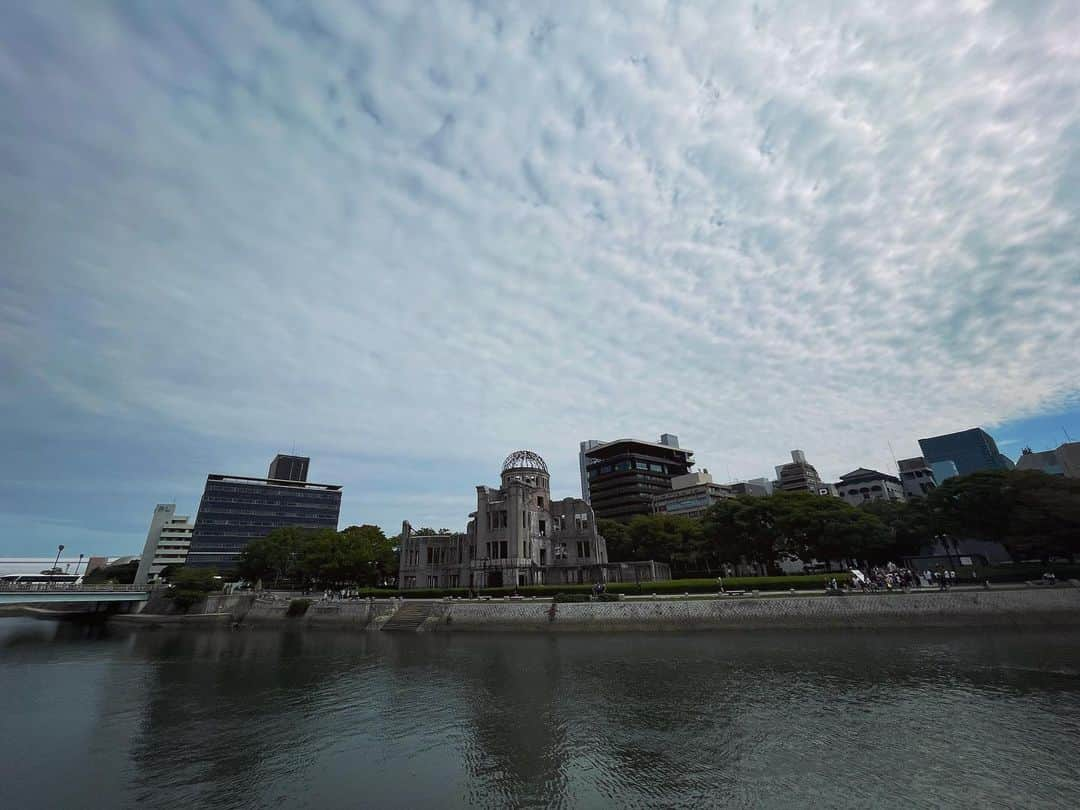 和田正人さんのインスタグラム写真 - (和田正人Instagram)「劇場に入る前に、平和記念公園を散策。  小学校の修学旅行以来なので32年ぶりくらいかな。  あの頃とは、また違った景色が見えた気がします。  年を重ねた分の感情が、胸をいっぱいにする、そんな感覚。  いつかまた子供たちを連れて訪れようと思います。  さて、本日は #橋からの眺め 広島公演。  心を込めて舞台に立ちたいと思います。」10月4日 10時40分 - daaaaaawaaaaaa