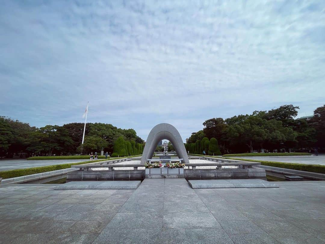 和田正人さんのインスタグラム写真 - (和田正人Instagram)「劇場に入る前に、平和記念公園を散策。  小学校の修学旅行以来なので32年ぶりくらいかな。  あの頃とは、また違った景色が見えた気がします。  年を重ねた分の感情が、胸をいっぱいにする、そんな感覚。  いつかまた子供たちを連れて訪れようと思います。  さて、本日は #橋からの眺め 広島公演。  心を込めて舞台に立ちたいと思います。」10月4日 10時40分 - daaaaaawaaaaaa