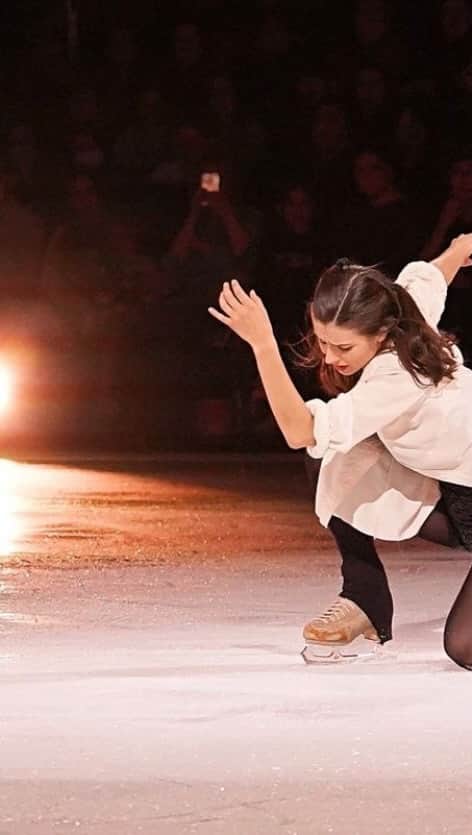 アリッサ・シズニーのインスタグラム：「Next week (October 14) is the Dick Button Artistic Skating Festival at the Skating Club of Boston @skatingclubbos and I’ll be there with @icedanceinternational ⛸️ This festival is so important to our sport because it gives us all a chance to see how we all interpret skating in our own ways, how others express themselves through skating, and most importantly is a community of like-minded, skating-loving people who come together not in competition but in sharing ourselves through interpretation, choreography, innovation, expression, entertainment, passion on the ice. Please join us! I promise you won’t regret it 😉 📸: @jslegare (thanks for sharing your ice with me at the @pinesfsc )」