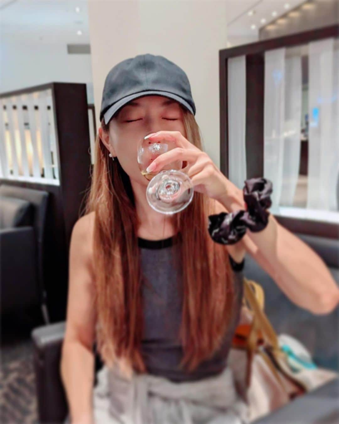 のインスタグラム：「Before boarding an airplane…  しばらく先月行った旅行のこと続きます🥺記録用📝 久しぶりの海外旅行🥹🥹🥹🌺 行きは夜便だから、お風呂上がりのすっぴん部屋着🧖‍♀️  すぐに機内食出てくるの分かってるのに、カレーとか他も色々食べちゃった🤣 そして、しっかり飲んで準備完了w  #trip #travel #airport  #naritaairport #lounge #ana」