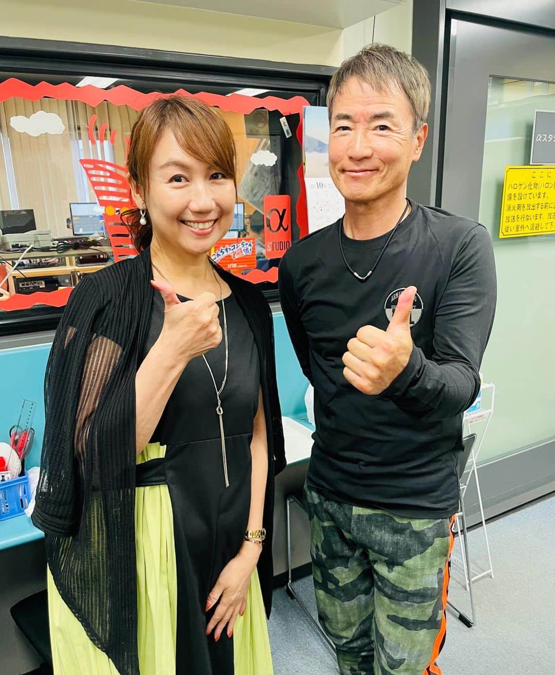 小林万希子のインスタグラム：「・  昨日はMBS DAY💕  朝は「ありがとう　浜村淳です」 午後は「こんちわ　コンちゃん」 にそれぞれ別CMでお邪魔させていただきました🌸  1本目と2本目の間 茶屋町をぶらーっとしてよーと思ってたら 以前お世話になった偉い方が 「局内もゆっくり休める所あるよ〜👍」と あまり行ったことなのない新館を案内してくださって✨ 素敵な場所がたくさんあることを再発見😍  私新しい方の建物は、2019年の「明石屋電子台」出演の時に楽屋とスタジオを行ったりきたりした時だけ😅  「ここ、私もいていーんですか？」というと もちろんいーよー😊との事でしたので これからは待ち時間が長い時はお邪魔しちゃいます💕  やっぱりキレイで開放感いっぱいで快適〜✨ ミーティングされてる方が皆さん輝いて見える！！  そして！「こんちわコンちゃん」へ向かったら いつもはスタジオ内でしかお会いしないサブローさん発見😍  お疲れ様です〜！とひと喋りした後  「サブローさんお写真撮らせていただいてもいいですか？」とお聞きすると 「もちろん、いーよー👍❤️」と😆  コンちゃんの番組にお邪魔するようになって もう何年もなるのに今更？😅と ちょっと不可解な感じでしたが笑  サクッと撮ってくださるサブローさん やっぱり相変わらず素敵です〜😍  これは、思い出にとっておきます🙏💕 いや、家宝に✨✨😆  エレベーターホールのらいよんちゃんも可愛い❤️  ウロウロしてたら いいことがたくさんあった1日でした✨✨笑」