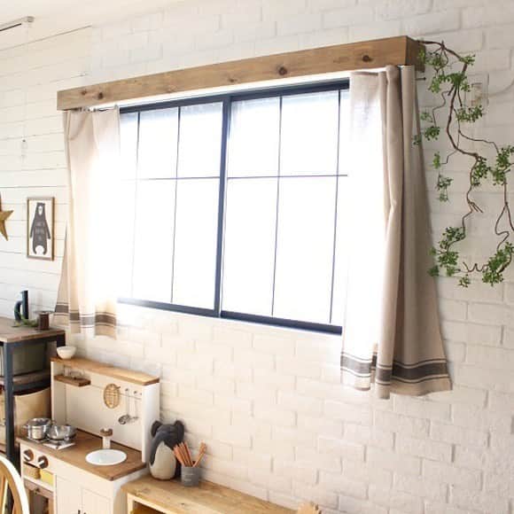 DIYレシピ共有サイト「DIYREPi」のインスタグラム：「『原状回復可能！カーテンボックスをＤＩＹ！』 投稿者: ミキ  https://diyrepi.com/recipes/3473/  投稿ありがとうございます★  #diyrepi#ダイレッピ#てづくり #diyアイデア #diy#リメイク #ハンドメイド  #日々の暮らし #丁寧な暮らし  #インテリア #インテリア雑貨 #お洒落雑貨 #男前雑貨 #リビングインテリア #木製雑貨 #アンティークワックス #セルフリノベ #セルフリノベーション #diy好きな人と繋がりたい #日曜大工  #簡単diy #簡単diy」