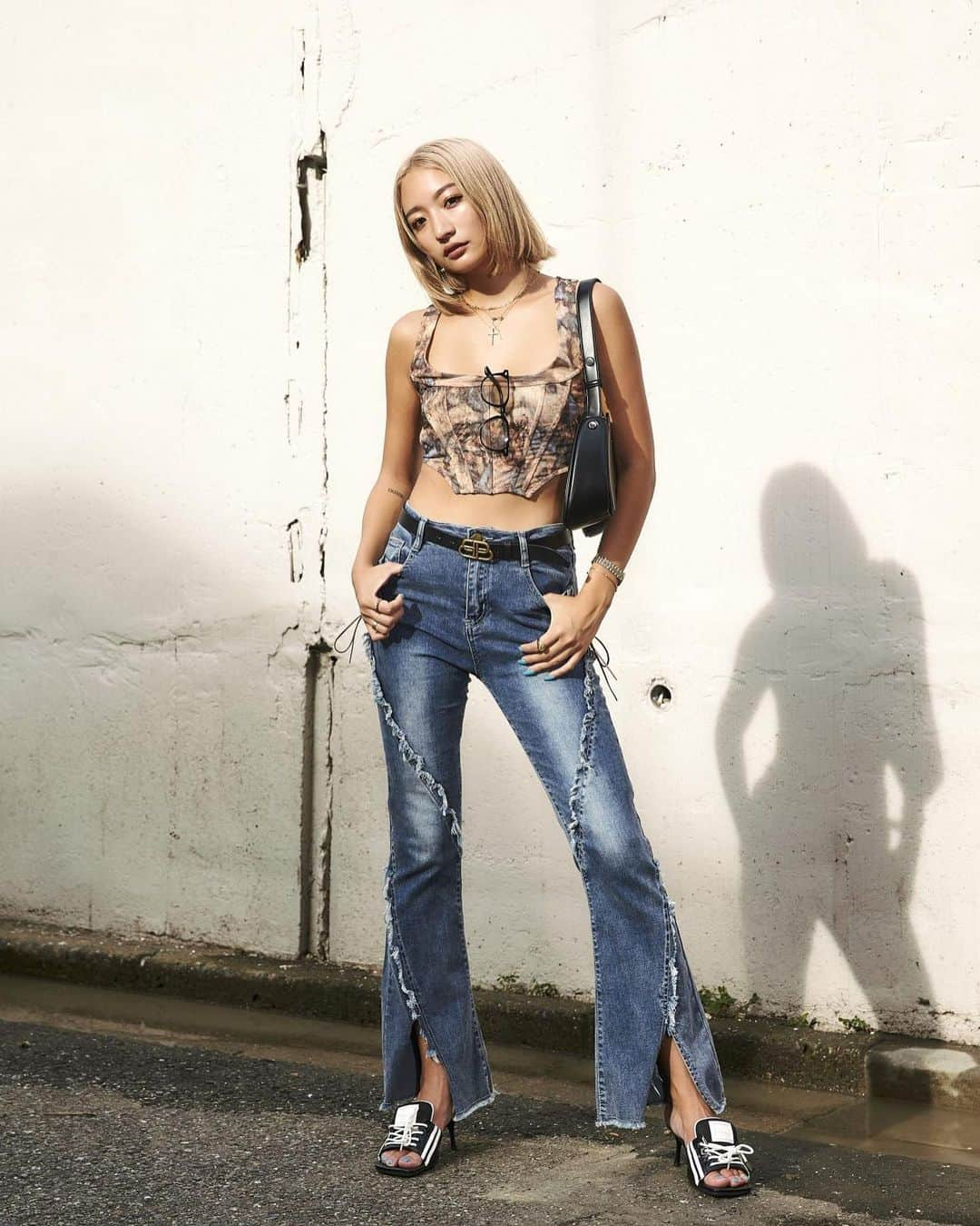 Droptokyoさんのインスタグラム写真 - (DroptokyoInstagram)「Anami／ディレクター  トップス／#bershka  パンツ／#litzy  シューズ／#yello  サングラス／#honeybutternine  バッグ／#diesel   #droptokyo #streetsnap #fashion #ストリートスナップ」10月4日 12時00分 - drop_tokyo