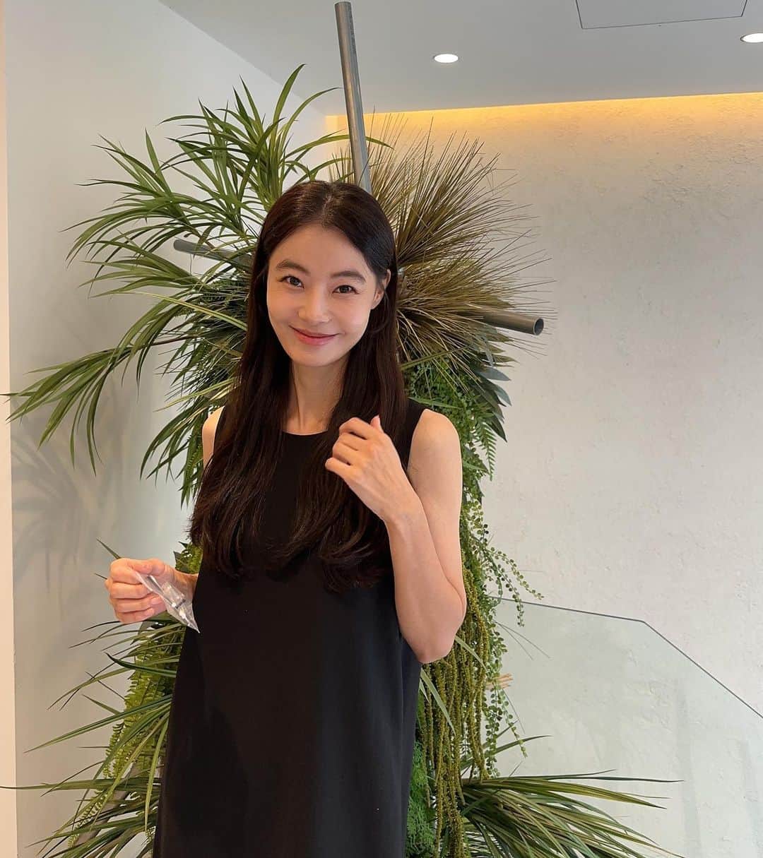 ユン・ソイのインスタグラム：「시간이 정말 너무 빠른거 같아요.. 육아하면서 여기저기 일보고 여행 몇번 갔더니.. 어느새 10월..날씨는 제법 쌀쌀해졌고.. 그렇게 또 한해가 가려해요.. 음..이게 사는거죠? 별일없이..?별탈없이..? 오늘하루도 알차게 보내시길 바랍니다.. 독감주사 맞으러 가야징~~ #10월#가을#일상」