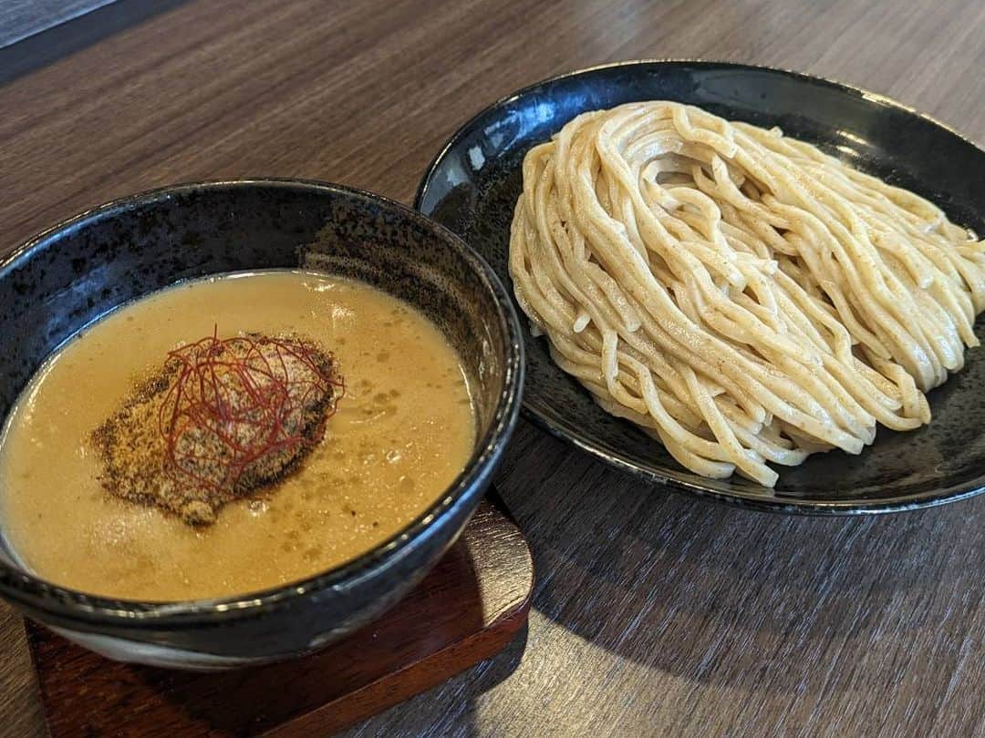 ナッセ福岡 編集部 (旧めさーじゅ) のインスタグラム：「. 今知りたい！今日食べたい！天神ランチ7選をご紹介！🍽️  【つけ麺／（並）1,000円（中）1,100円（大）1,200円】 ※写真は中盛り（300g）  全粒粉の極太麵と超濃厚な魚介豚骨スープ！マー油や唐辛子ベースの辛いつけ麺もおすすめ🥢  昨年9月に春吉から親不孝通りに移転した「がんつけ」。全粒粉が混ぜ込まれた極太の麺をチャーシューがごろっと入った濃厚魚介豚骨スープに絡めていただく。スープに焼き石を入れて再加熱できるため、最後まで熱々を楽しめる🎶その他、マー油ベースの黒つけ麺や唐辛子ベースの辛味つけ麺がそろう。油そばも大人気😊  詳細は、プロフィールのリンクをチェック😉❣️  【店舗情報】 つけ麺専門店 がんつけ天神店 092-284-2253 住／中央区天神3-5-22 OAK VILLA天神プラストトロワ1F 営／11:00～24:00 休／日曜 決算方法／現金のみ テイクアウト／あり 予算／1,000円～  #福岡グルメ #天神グルメ  #福岡ランチ #天神ランチ  #fukuoka #fukuokagourmet #fukuokafood #つけ麺専門店 #魚介豚骨スープ #つけ麺 #がんつけ」