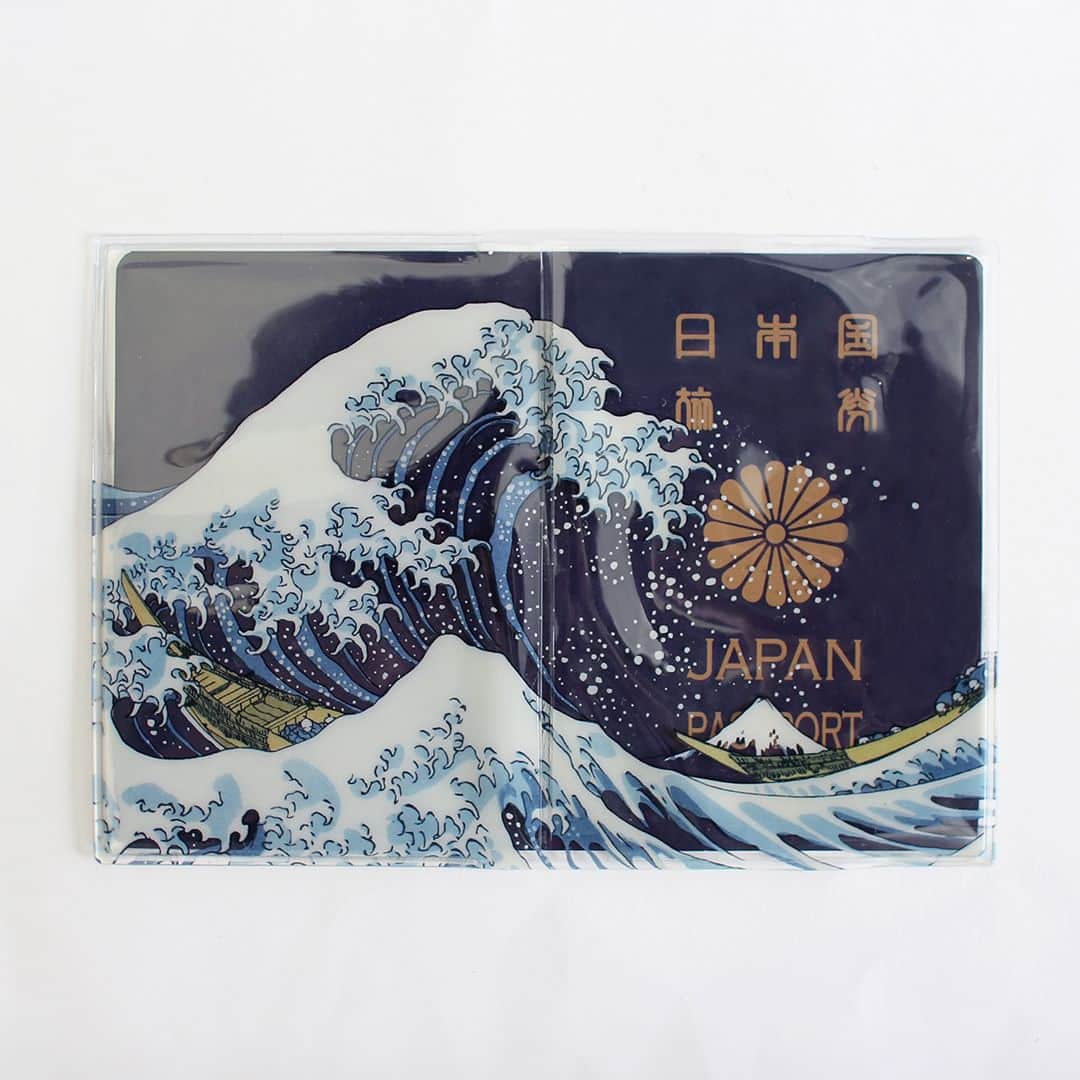 キナリノさんのインスタグラム写真 - (キナリノInstagram)「あなたの旅を楽しくサポートする PVCパスポートカバー  －－－－－－－－－  これから増えていくであろう海外旅行に ぴったりのアイテムはこちら✈️！  葛飾北斎の代表作『富嶽三十六景』をモチーフに、 パスポートを入れると赤富士と青富士が完成する PVCカバーです🗻🌊  「AKAFUJI」には10年用の赤いパスポート、 「AOFUJI」には5年用のパスポートを入れると 浮世絵が忠実に楽しめます♪  内側には透明ポケット付きで チケットやメモなどを入れることができるのも 便利で嬉しいポイント◎ また、PVC製のカバーなので、多少の水濡れを防ぎ、 パスポートが痛むのを防いでくれます。  世界遺産にも登録された富士山のモチーフは、 友人はもちろん、日本好きの外国人ウケもばっちり😉✨  旅好きな方への贈り物にもおすすめですよ👌🏻  人気アイテムの為完売することも多いですが、 今ならどちらも在庫が揃っています！  是非お早めにチェックしてみてくださいね📙📘  －－－－－－－－－  DETAIL｜PASSPORT COVER/パスポートカバー https://kinarino-mall.jp/item-12147  －－－－－－－－－  ▶画像をタップすると詳細情報をご覧いただけます。  ▶プロフィールの「インスタ掲載」ボタンから、ご紹介商品をまとめてご覧いただけます。→@kinarino_official  ▶キナリノアプリでも販売中！ 「お買いもの」→「インスタグラム掲載アイテム」 　 ※ダウンロードはプロフィールリンクから→@kinarino_official  #キナリノモール #キナリノ #丁寧な暮らし #暮らし #パスポートカバー #海外旅行 #旅行 #海外旅行の必需品 #旅行の必需品 #葛飾北斎 #富嶽三十六景 #赤富士 #青富士 #浮世絵 #富士山 #旅好き #富士山好き #世界遺産 #PASSPORTCOVER #Fuji #worldheritage #Ukiyoe #Fujiyama」10月4日 11時00分 - kinarino_official