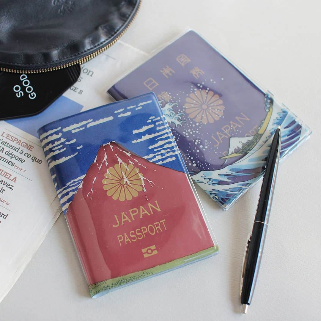 キナリノさんのインスタグラム写真 - (キナリノInstagram)「あなたの旅を楽しくサポートする PVCパスポートカバー  －－－－－－－－－  これから増えていくであろう海外旅行に ぴったりのアイテムはこちら✈️！  葛飾北斎の代表作『富嶽三十六景』をモチーフに、 パスポートを入れると赤富士と青富士が完成する PVCカバーです🗻🌊  「AKAFUJI」には10年用の赤いパスポート、 「AOFUJI」には5年用のパスポートを入れると 浮世絵が忠実に楽しめます♪  内側には透明ポケット付きで チケットやメモなどを入れることができるのも 便利で嬉しいポイント◎ また、PVC製のカバーなので、多少の水濡れを防ぎ、 パスポートが痛むのを防いでくれます。  世界遺産にも登録された富士山のモチーフは、 友人はもちろん、日本好きの外国人ウケもばっちり😉✨  旅好きな方への贈り物にもおすすめですよ👌🏻  人気アイテムの為完売することも多いですが、 今ならどちらも在庫が揃っています！  是非お早めにチェックしてみてくださいね📙📘  －－－－－－－－－  DETAIL｜PASSPORT COVER/パスポートカバー https://kinarino-mall.jp/item-12147  －－－－－－－－－  ▶画像をタップすると詳細情報をご覧いただけます。  ▶プロフィールの「インスタ掲載」ボタンから、ご紹介商品をまとめてご覧いただけます。→@kinarino_official  ▶キナリノアプリでも販売中！ 「お買いもの」→「インスタグラム掲載アイテム」 　 ※ダウンロードはプロフィールリンクから→@kinarino_official  #キナリノモール #キナリノ #丁寧な暮らし #暮らし #パスポートカバー #海外旅行 #旅行 #海外旅行の必需品 #旅行の必需品 #葛飾北斎 #富嶽三十六景 #赤富士 #青富士 #浮世絵 #富士山 #旅好き #富士山好き #世界遺産 #PASSPORTCOVER #Fuji #worldheritage #Ukiyoe #Fujiyama」10月4日 11時00分 - kinarino_official
