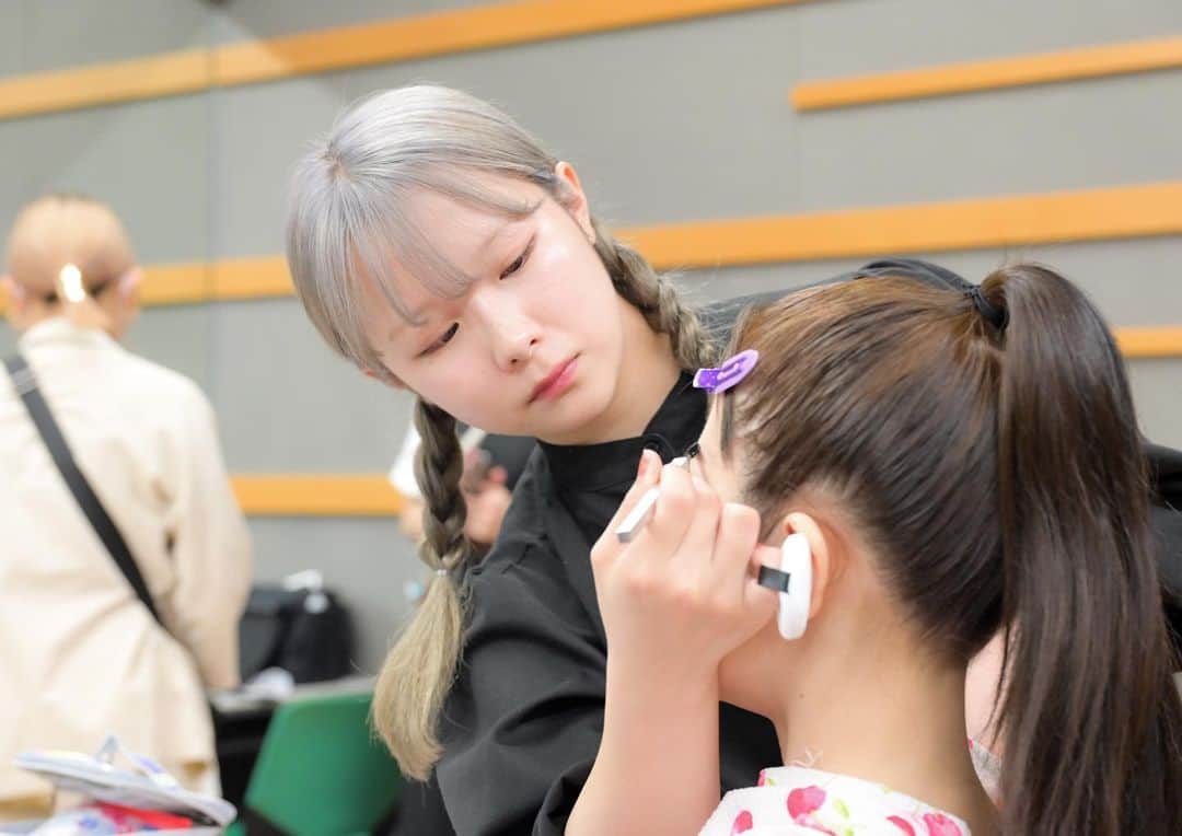 東京ベルエポック美容専門学校さんのインスタグラム写真 - (東京ベルエポック美容専門学校Instagram)「【ヘアメイク科　現場実習】  フジテレビで放送中のTVドラマ『パリピ孔明』に ヘアメイク科の学生 約40名が2日間に渡り、 ヘアメイクを担当させていただきました！ 1年生にとっては初めてのヘアメイク現場であり、 テレビ収録やロケ撮影など貴重な経験になりました✨  エキストラとしても学生が出演しているので、 ぜひ探してみてください📺  #パリピ孔明 #東ベル#東京ベルエポック美容専門学校#美容専門学校ベルエポック東京校#美容学生#美容専門学校#美容学校#美容進学 #美容垢#美容師#美容垢さんと繋がりたい#美容師なりたい#オープンキャンパス#美容師#ヘアアレンジ#ヘアセット#ヘアメイク#メイク#アイリスト#アイデザイナー#ヘアメイクアーティスト#ブライダルヘアメイク#トータルビューティ#スタイリスト#エステティシャン#メイクアップアーティスト #東京ベル#ljk #sjk #fjk #高校生男子  ————— 『東ベルパンフレットのご請求/オープンキャンパス予約』こちらから💁‍♀️💁‍♂️ @tokyo_belle」10月4日 16時35分 - tokyo_belle