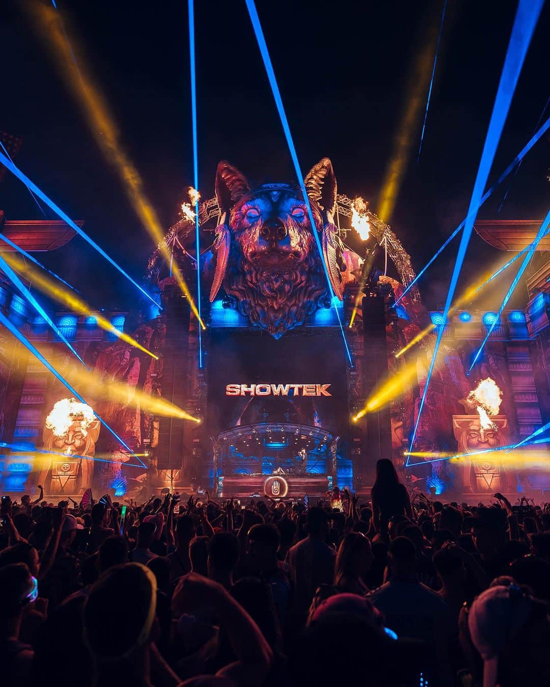 Showtekのインスタグラム：「SHOWTEK @ Knockout Outdoor 2023: Spirit of the Wolf @showtek 💜💙🔥 #HSU」