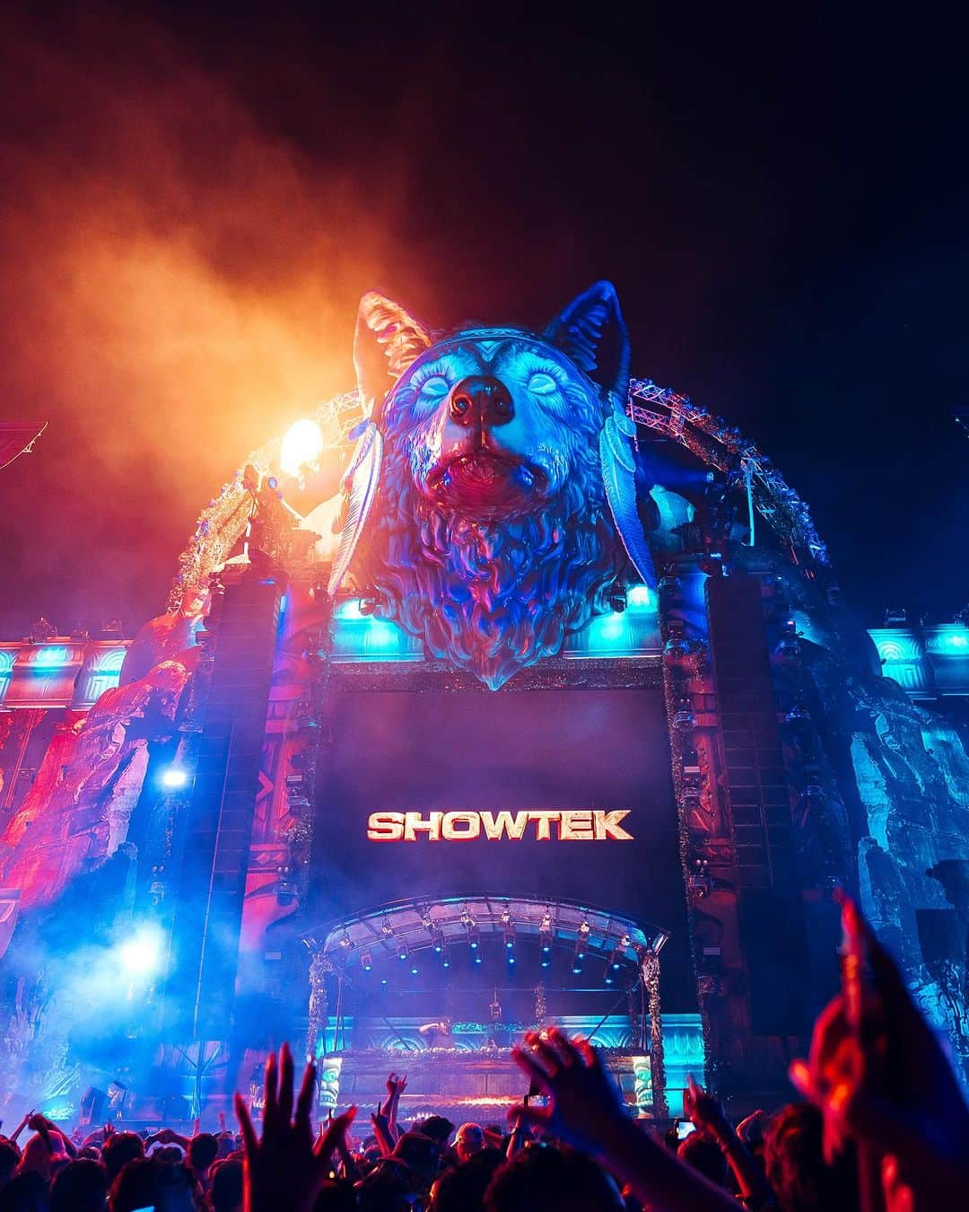 Showtekさんのインスタグラム写真 - (ShowtekInstagram)「SHOWTEK @ Knockout Outdoor 2023: Spirit of the Wolf @showtek 💜💙🔥 #HSU」10月4日 16時35分 - showtek