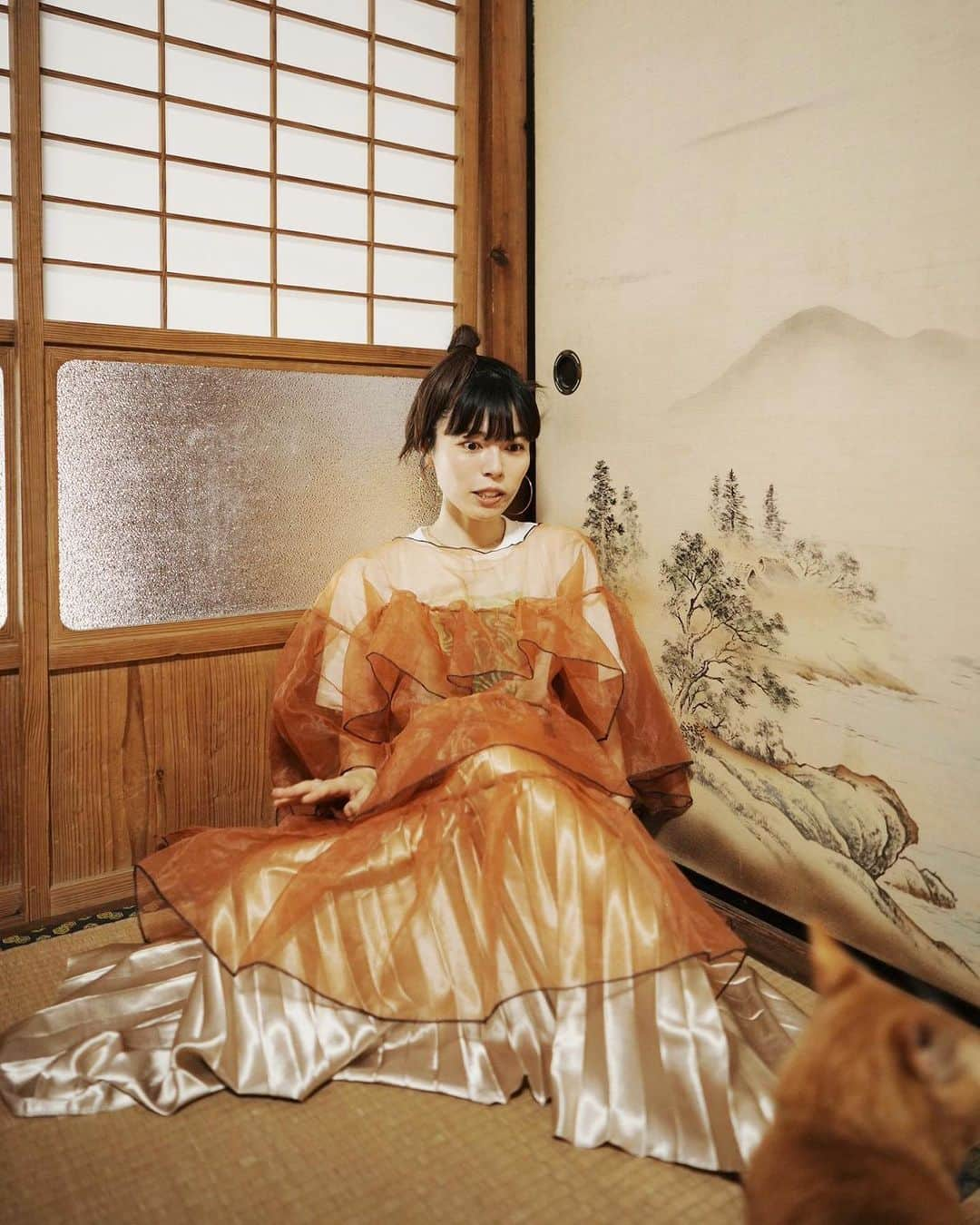 NIKIIEさんのインスタグラム写真 - (NIKIIEInstagram)「新曲「WABISABI」🍂🇯🇵👘🐈 ＼　配信開始！／  🔗 linkco.re/r4vUP7td  ジャケットに登場してくれた井手家のドビー🐈🧡 来てーってやるんだけど、来たら来たでにやけちゃうからポーカーフェイスするのが大変でした🐈🐈🐈ドビー、ありがとう🧡  📷 @kenji_agata   Drum programming by JAYTWOL @jujuclubfringues  Mixed & mastered by Takayuki Noami a.k.a. Tia Rungray(Non-REM Studio) @TiaRungray   #nikiie #linkcore #wabisabi #gingercat」10月4日 16時28分 - nikiiejp