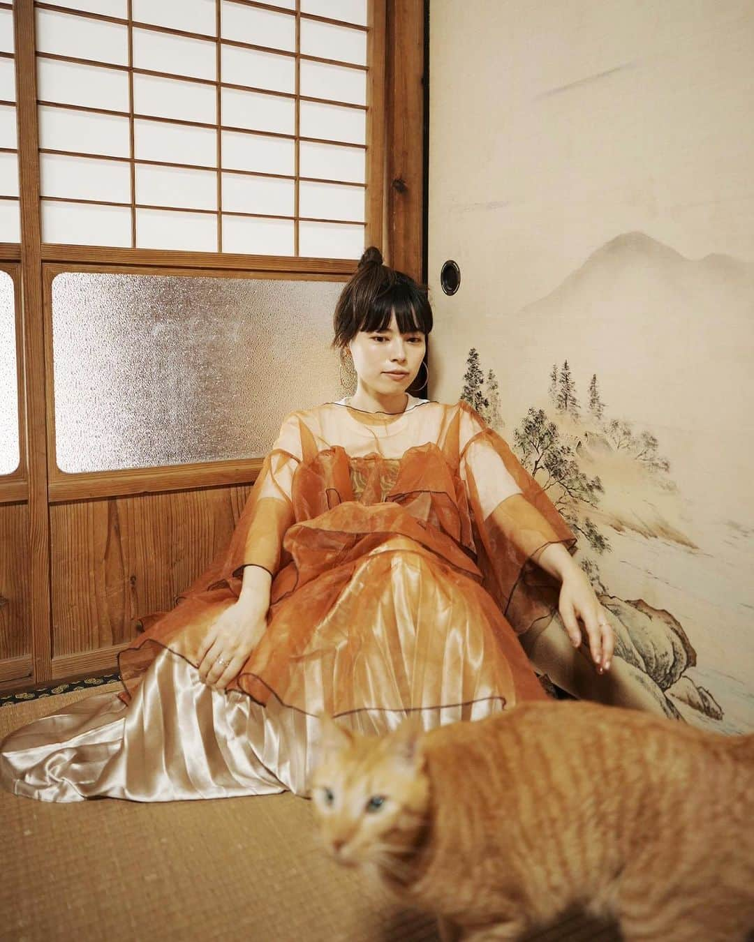 NIKIIEさんのインスタグラム写真 - (NIKIIEInstagram)「新曲「WABISABI」🍂🇯🇵👘🐈 ＼　配信開始！／  🔗 linkco.re/r4vUP7td  ジャケットに登場してくれた井手家のドビー🐈🧡 来てーってやるんだけど、来たら来たでにやけちゃうからポーカーフェイスするのが大変でした🐈🐈🐈ドビー、ありがとう🧡  📷 @kenji_agata   Drum programming by JAYTWOL @jujuclubfringues  Mixed & mastered by Takayuki Noami a.k.a. Tia Rungray(Non-REM Studio) @TiaRungray   #nikiie #linkcore #wabisabi #gingercat」10月4日 16時28分 - nikiiejp