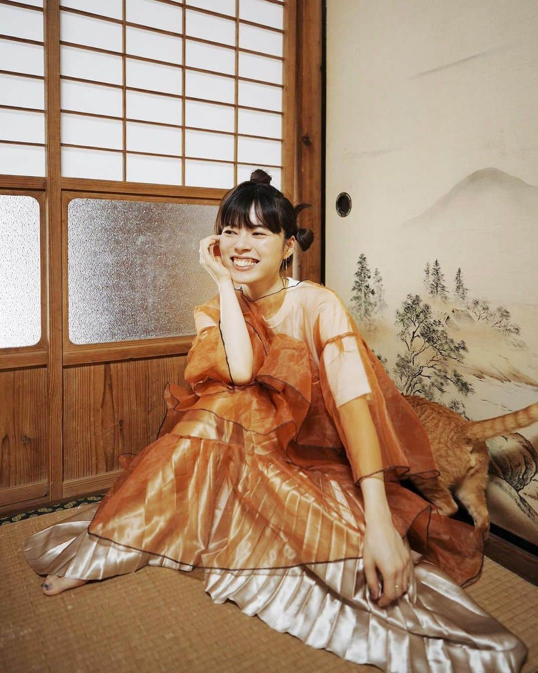 NIKIIEさんのインスタグラム写真 - (NIKIIEInstagram)「新曲「WABISABI」🍂🇯🇵👘🐈 ＼　配信開始！／  🔗 linkco.re/r4vUP7td  ジャケットに登場してくれた井手家のドビー🐈🧡 来てーってやるんだけど、来たら来たでにやけちゃうからポーカーフェイスするのが大変でした🐈🐈🐈ドビー、ありがとう🧡  📷 @kenji_agata   Drum programming by JAYTWOL @jujuclubfringues  Mixed & mastered by Takayuki Noami a.k.a. Tia Rungray(Non-REM Studio) @TiaRungray   #nikiie #linkcore #wabisabi #gingercat」10月4日 16時28分 - nikiiejp