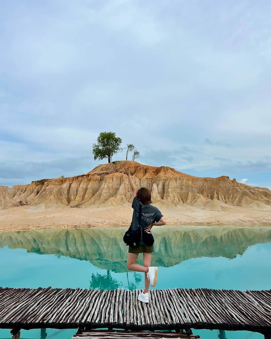 FukamizuYukina のインスタグラム：「_ 熱帯雨林地帯のど真ん中に急に現れる 白い砂浜とブルーラグーン🤍🩵🐚 青すぎて不思議な色やった🌍💙 #gurunpasirbintan #bintanisland  #bintan #indonesia #lagoon #ビンタン島」