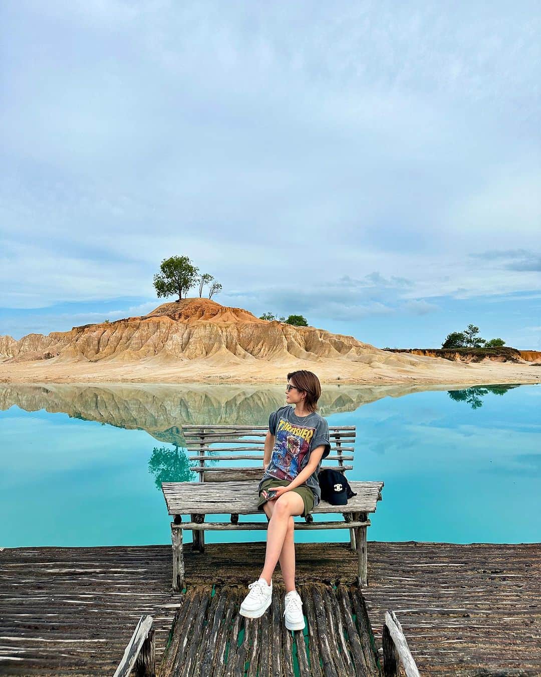 FukamizuYukina さんのインスタグラム写真 - (FukamizuYukina Instagram)「_ 熱帯雨林地帯のど真ん中に急に現れる 白い砂浜とブルーラグーン🤍🩵🐚 青すぎて不思議な色やった🌍💙 #gurunpasirbintan #bintanisland  #bintan #indonesia #lagoon #ビンタン島」10月4日 16時32分 - peitaro72
