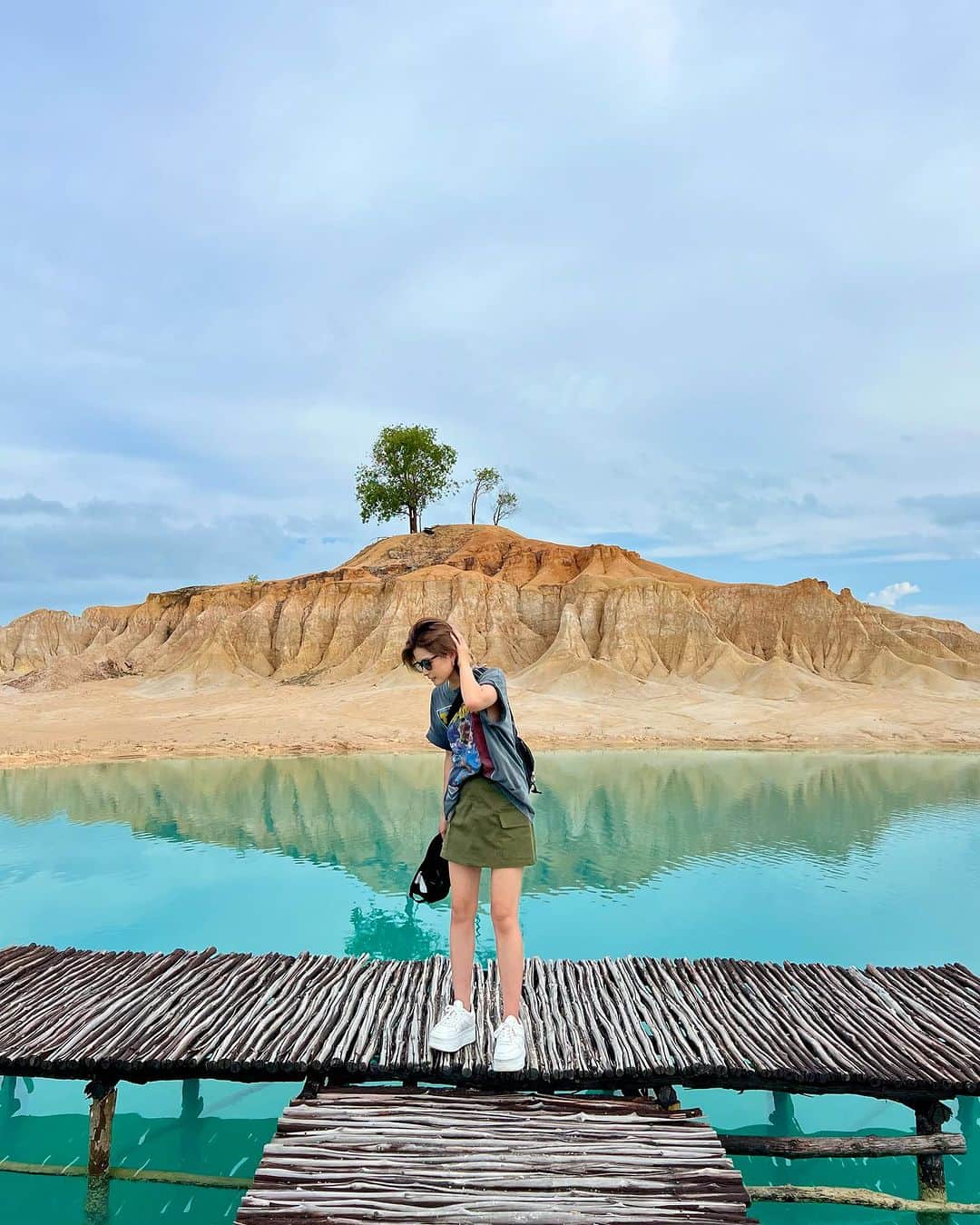 FukamizuYukina さんのインスタグラム写真 - (FukamizuYukina Instagram)「_ 熱帯雨林地帯のど真ん中に急に現れる 白い砂浜とブルーラグーン🤍🩵🐚 青すぎて不思議な色やった🌍💙 #gurunpasirbintan #bintanisland  #bintan #indonesia #lagoon #ビンタン島」10月4日 16時32分 - peitaro72