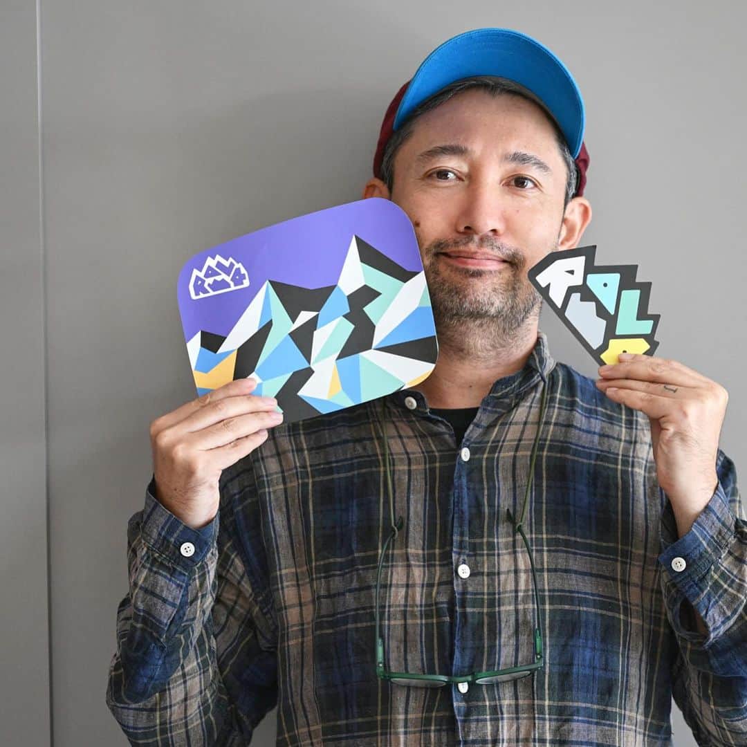 土井地博さんのインスタグラム写真 - (土井地博Instagram)「B印MARKET BEAMS @bjirushi_market_beams   TOYOTA RAV4 @toyota @toyota_jp  「好きにまみれろ！」なステッカー作りました。  ビームスで展開するステッカーをデザインしたり、はたまたビームス界隈のグラフィックを手掛けたり、ビームスと関係のある人気アーティスト４名に今回リクエストしたのは、TOYOTAのミドルサイズSUV「RAV4」の給油口用とフリー仕様のステッカー。  「RAV4」の「好きにまみれろ！」にインスピレーションを受け、それぞれのアーティストの方たちがデザイン😎 @beams_official @be_at_tokyo   天久聖一（漫画家/演劇脚本家/小説家） GOO CHOKI PAR（デザインユニット） RYUJI KAMIYAMA（アーティスト） ジェリー鵜飼（イラストレーター/アートディレクター）  B印MARKET BEAMSで販売中🙋🚗😎  #toyota #rav4 #japan #design #car #beams #be_at_tokyo #b印market  #天久聖一 #goochokipar #ryujikamiyama  #ジェリー鵜飼」10月4日 16時33分 - hiroshi_doiji