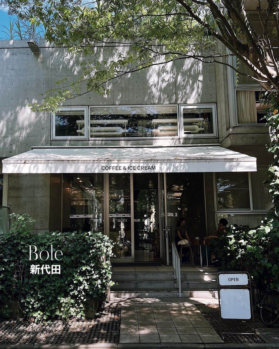 C A F E L O V E Rのインスタグラム：「Bole COFFEE & ICECREAM // 新代田 今年6月にオープンしたばかりのアイスクリームカフェ🍨☕️ 馬喰町の人気カフェbridgeの姉妹店☕️  アイスクリームはこだわりの素材や製法でつくられているそうです🍨 旬の素材を使ったアイスがたくさんあるので、定期的に食べに訪れたくなりました🍊🍇  お店は穏やかな空気の流れるとても素敵な場所にあります🌿 "東京の軽井沢"といわれているエリアだそうで、周辺にもおしゃれなショップがたくさんあり歩いてるだけでワクワクしました🐕 お散歩の休憩に立ち寄るのにもぴったりです。 ___________________________________ ㅤ ◾︎ オーダー ・アイス ダブルスクープ ¥750 (ブルーベリーヨーグルト×ピスタチオ 苺ルバーブクリームチーズ×ピスタチオ) ・アイスカフェラテ ¥600 ・アメリカーノ¥600  ㅤ◾︎ 雰囲気、広さ 2名がけ程度のテーブル席が数席と、カウンター席が3席程度 テラスも数席程度お席がありました 少人数の来店や、おひとり様にもおすすめのお店です🍨  ㅤ◾︎ わんこok🐕 ㅤ ▪︎ 最寄駅 新代田駅から徒歩3分 ㅤ___________________________________ ㅤ @bole.hanegi  #bolecoffeeandicecream  ㅤ ※ 営業の詳細や、注意事項などはお店のアカウントでご確認ください」