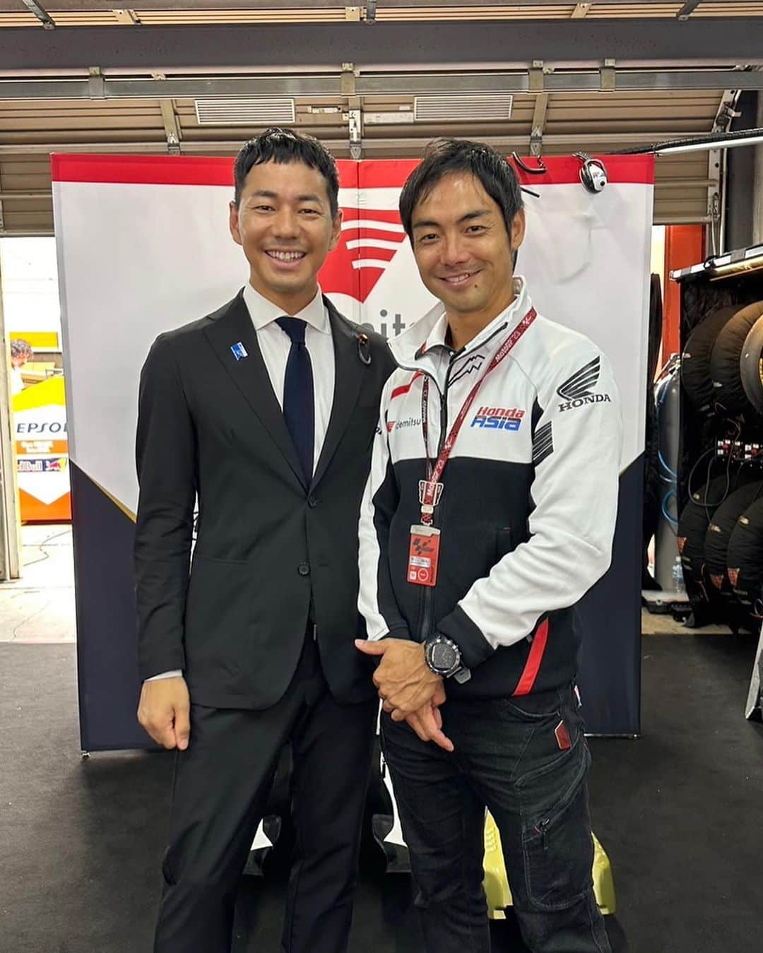 山本左近さんのインスタグラム写真 - (山本左近Instagram)「MotoGP 日本グランプリ2023  モビリティリゾートもてぎへ🏍️✨  先週、鈴鹿サーキットで行われた F1 日本グランプリに続き、 2輪の世界最高峰のレースが開催されることは 世界的にみても凄く貴重なことで、 関係者の皆様のご尽力に感謝です。  朝は曇り空でしたが、 日中は日差しも強く、汗ばむ天気のもと Moto3クラスでは佐々木歩夢選手が、 Moto2クラスでは小椋藍選手が、 それぞれ2位表彰台を獲得🥈  Moto2の1-2を飾ったチーム監督を務める 青山博一監督はバルセロナ時代の旧知の仲なので 母国グランプリでの最高成績は 僕も非常に嬉しかったです！！  また現地にてチュートリアルの福田さんに お会いすることができました。  その溢れ出る＂バイク愛＂はお墨付きで モータースポーツの魅力を日頃から 発信していただけることはとても有り難いことです。  さらにレジェンド岡田忠之さん、 原田哲也さんとも遭遇でき、 お二方との写真は感激の極みでした！  そして古巣のスポーツ庁からは、室伏広治長官。 MotoGPのスタートセレモニーに出席して頂きました。  スポーツ庁長官の出席は、 今回のMotoGPが初めてで スポーツ庁としてもモータースポーツに しっかりと取り組んで頂いている証拠ですね。  余談ですが、実は初めて室伏長官にお会いしたのは、 約10年ほど前の茂木でのMotoGP。  ご縁を感じますね！  肝心なMotoGPクラスのレースは スタートの15時に雨が降る予報が的中☔️  スタート直後に雨となり、 1周目に一斉ピットインの一斉にアウトという  なかなか見られない光景をみることができました。  天候に左右される展開で 雨足が強くなる難しいコンディションでしたが、 中上貴晶選手は、見事入賞👏  本来であれば室伏長官に チェッカーフラッグを振っていただく予定でしたが🏁 大雨による赤旗レース中断のため、 次回にお預けとなってしまいました。  改めて、モータースポーツの魅力を感じる一日でした。  #モータースポーツ #motogp #モビリティリゾートもてぎ #室伏広治 長官 #元f1ドライバー #衆議院議員 #山本左近」10月4日 11時14分 - sakon_yamamoto