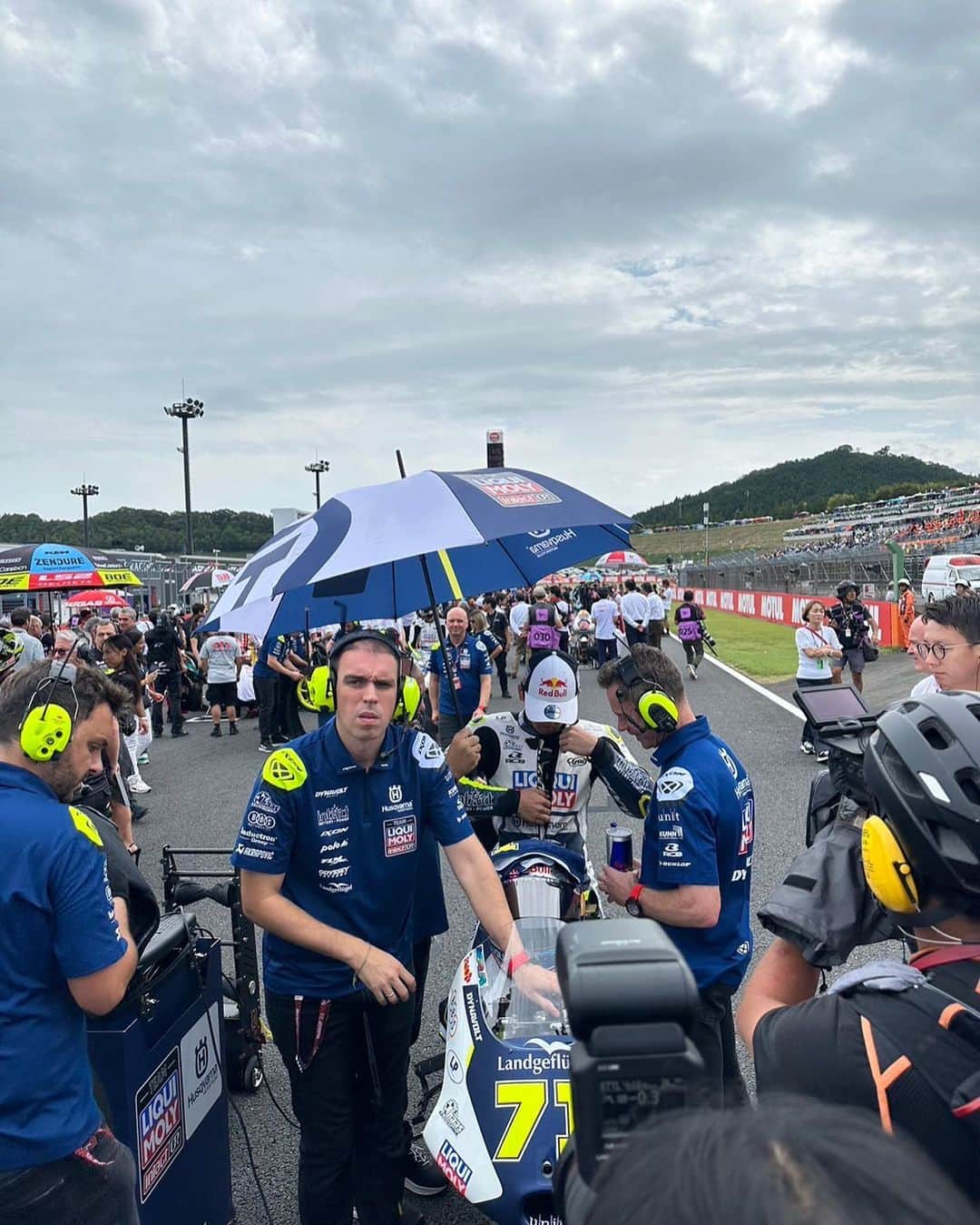 山本左近さんのインスタグラム写真 - (山本左近Instagram)「MotoGP 日本グランプリ2023  モビリティリゾートもてぎへ🏍️✨  先週、鈴鹿サーキットで行われた F1 日本グランプリに続き、 2輪の世界最高峰のレースが開催されることは 世界的にみても凄く貴重なことで、 関係者の皆様のご尽力に感謝です。  朝は曇り空でしたが、 日中は日差しも強く、汗ばむ天気のもと Moto3クラスでは佐々木歩夢選手が、 Moto2クラスでは小椋藍選手が、 それぞれ2位表彰台を獲得🥈  Moto2の1-2を飾ったチーム監督を務める 青山博一監督はバルセロナ時代の旧知の仲なので 母国グランプリでの最高成績は 僕も非常に嬉しかったです！！  また現地にてチュートリアルの福田さんに お会いすることができました。  その溢れ出る＂バイク愛＂はお墨付きで モータースポーツの魅力を日頃から 発信していただけることはとても有り難いことです。  さらにレジェンド岡田忠之さん、 原田哲也さんとも遭遇でき、 お二方との写真は感激の極みでした！  そして古巣のスポーツ庁からは、室伏広治長官。 MotoGPのスタートセレモニーに出席して頂きました。  スポーツ庁長官の出席は、 今回のMotoGPが初めてで スポーツ庁としてもモータースポーツに しっかりと取り組んで頂いている証拠ですね。  余談ですが、実は初めて室伏長官にお会いしたのは、 約10年ほど前の茂木でのMotoGP。  ご縁を感じますね！  肝心なMotoGPクラスのレースは スタートの15時に雨が降る予報が的中☔️  スタート直後に雨となり、 1周目に一斉ピットインの一斉にアウトという  なかなか見られない光景をみることができました。  天候に左右される展開で 雨足が強くなる難しいコンディションでしたが、 中上貴晶選手は、見事入賞👏  本来であれば室伏長官に チェッカーフラッグを振っていただく予定でしたが🏁 大雨による赤旗レース中断のため、 次回にお預けとなってしまいました。  改めて、モータースポーツの魅力を感じる一日でした。  #モータースポーツ #motogp #モビリティリゾートもてぎ #室伏広治 長官 #元f1ドライバー #衆議院議員 #山本左近」10月4日 11時14分 - sakon_yamamoto