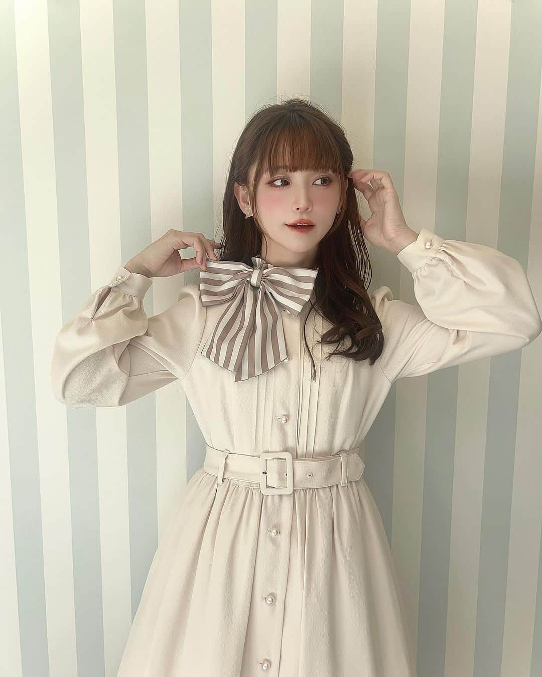 のインスタグラム：「𝑀𝑒𝑙𝑜𝑑𝑦 𝐵𝑎𝑠𝐾𝑒𝑡  𝑆𝑡𝑟𝑖𝑝𝑒 𝑀𝑎𝑑𝑒𝑚𝑜𝑖𝑠𝑒𝑙𝑙𝑒 𝑑𝑟𝑒𝑠𝑠 𝑁𝑒𝑤 𝑐𝑜𝑙𝑜𝑟 : 𝐼𝑣𝑜𝑟𝑦  とても可愛い新色が出ました♡ カフェラテのような色合いで パリジェンヌ気分で着ていただけます☕️💐  リボンは取り外し可能ですのでお好みの位置につけてお楽しみください🎀  Melody BasKetと深澤翠 コラボドレスです♡  #lolitafashionstyle  #melodybasket  #ロリィタ #ガーリーコーデ」