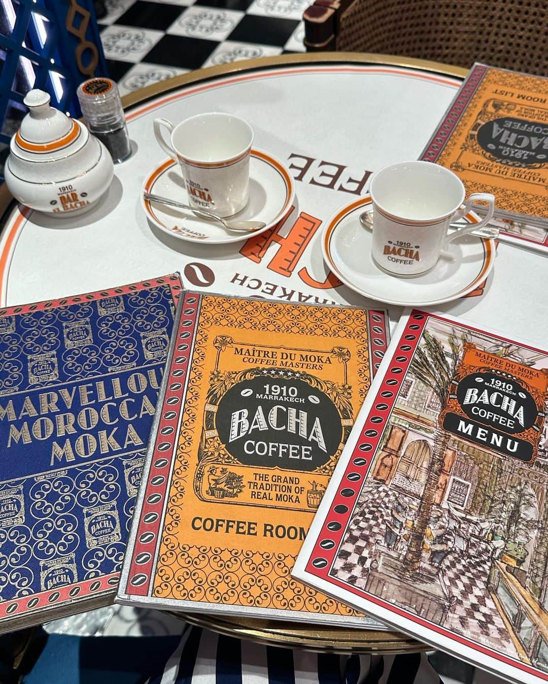 市原彩花さんのインスタグラム写真 - (市原彩花Instagram)「@bachacoffee is a very popular cafe in Singapore☕️  シンガポールで超人気のカフェ、バチャコーヒー☕️ 店内だけじゃなくお土産のコーヒーもゴージャスなの😂箱開けると中が黄金🤩 華やかだし軽いからお土産にもオススメ😉(※でもモロッコのメーカーですw)  コーヒーの料金は高めなんだけど、たっぷりポットで来るから1つ頼んでシェア出来る😉 クロワッサンも味がいろいろあるから試してみて〜🥐  店舗はたくさんあるけど、イートインあるお店は少なめ☝️ 日によっては並ぶよ〜☕️  #bachacoffee#sgcafe#バチャコーヒー#シンガポールカフェ#cafe#カフェ巡り#cafehopping#singapore#シンガポール#singapura#海外生活#海外旅行#海外移住#シンガポール生活#シンガポール在住#シンガポール観光#singaporetravel#singaporetrip #あーちゃんシンガポール」10月4日 11時46分 - ayaka_ichihara