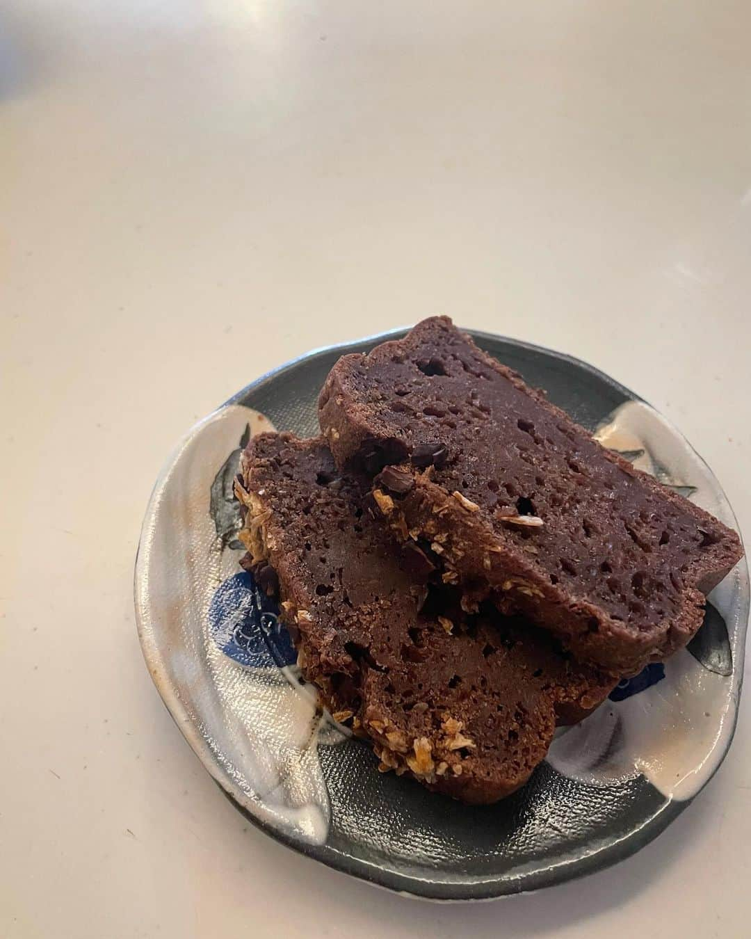 芝彰子のインスタグラム：「🤎  rich and moist  Cacao Banana Cake  .  私が作るお菓子は 基本的に小麦粉・卵・乳製品不使用。 今回は甘みもメープルのみ。  気をつけいるのは油🟡 身体が重くならないように、 油の質と量には気をつけるように。  サラダ油はもちろん、菜種油や米油は 色々な問題もあり、酸化もしやすく 重たくなりがちになるので使わないです。  油の量も控えめにしつつ でもいかにしっとり濃厚に仕上げるか。  .  「美味しい！これ、どこの？」 って言われて…😏✨  . #bananacake #chocolatecake #cacaocake #vegansweets #veganrecipe #organiccake #バナナケーキ #ヴィーガンケーキ #ヴィーガンレシピ」