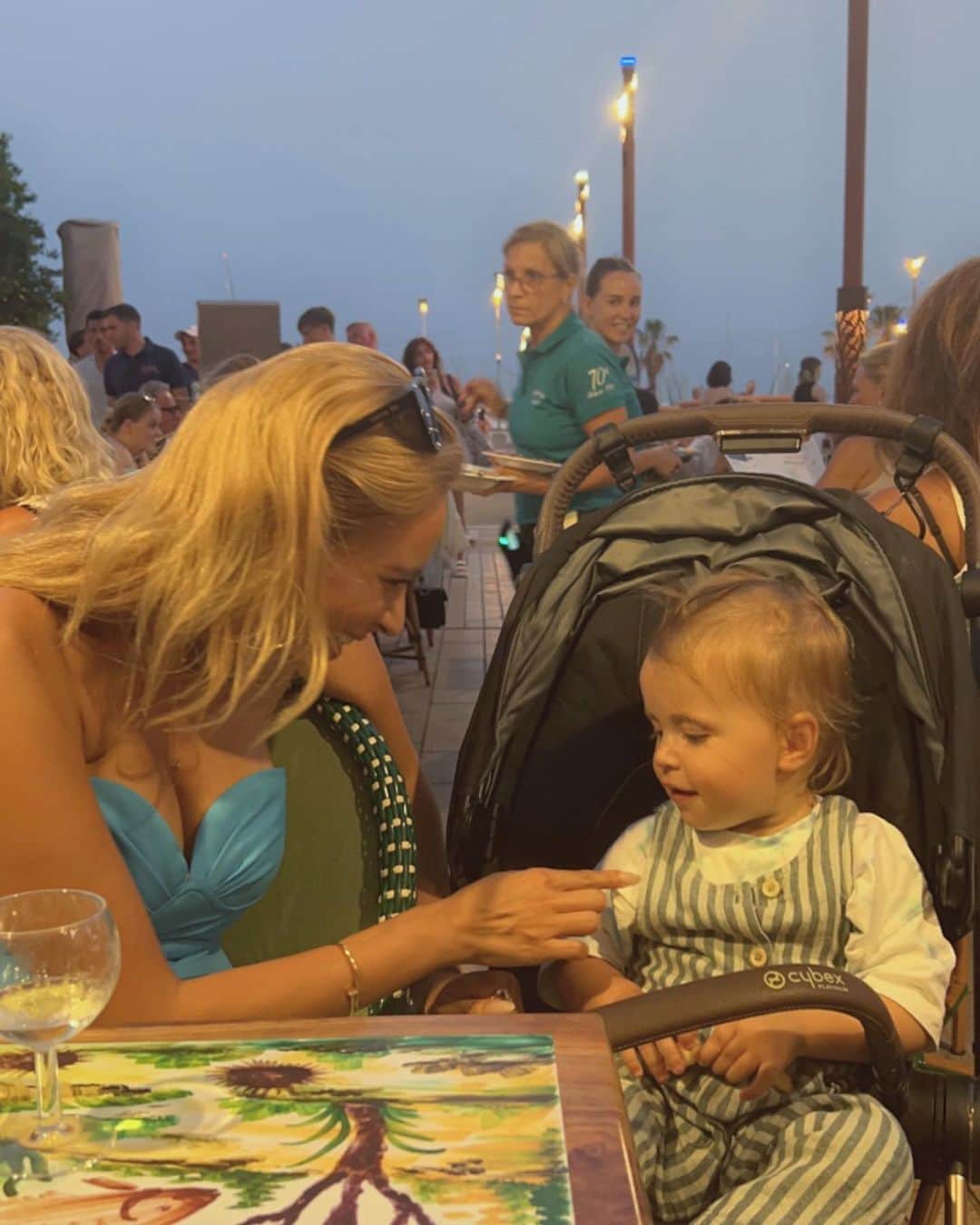 MALIAさんのインスタグラム写真 - (MALIAInstagram)「𝐴𝑆𝑇𝑂𝑈𝑋 𝐸𝑇 𝐵𝑅𝑈𝑁🖤🐚 美味しいムール貝のお店で バケツで大量に出てくるの🪣✨ ⁡ 隣の席のかわいーい赤ちゃんと仲良くなって 赤ちゃん&ご飯に幸せにしてもらいました🫶🏽 ⁡ Cannes行ったら是非行ってみてね🇫🇷🐚🤍 ⁡ #ASTOUXETBRUN #Cannes #SouthFrance」10月4日 11時51分 - maliarehman