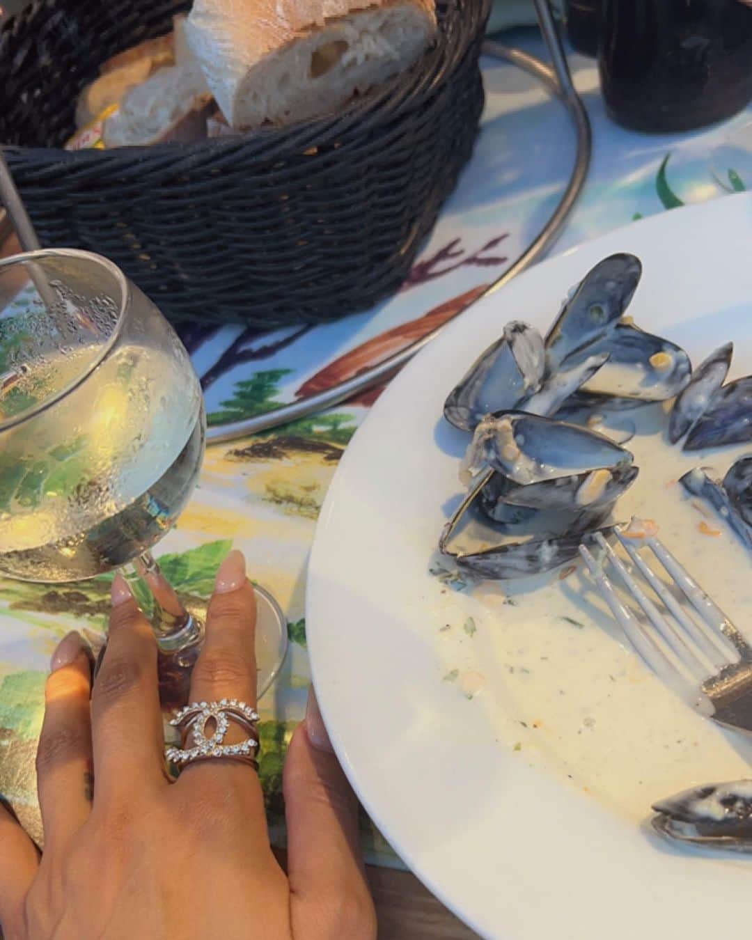 のインスタグラム：「𝐴𝑆𝑇𝑂𝑈𝑋 𝐸𝑇 𝐵𝑅𝑈𝑁🖤🐚 美味しいムール貝のお店で バケツで大量に出てくるの🪣✨ ⁡ 隣の席のかわいーい赤ちゃんと仲良くなって 赤ちゃん&ご飯に幸せにしてもらいました🫶🏽 ⁡ Cannes行ったら是非行ってみてね🇫🇷🐚🤍 ⁡ #ASTOUXETBRUN #Cannes #SouthFrance」