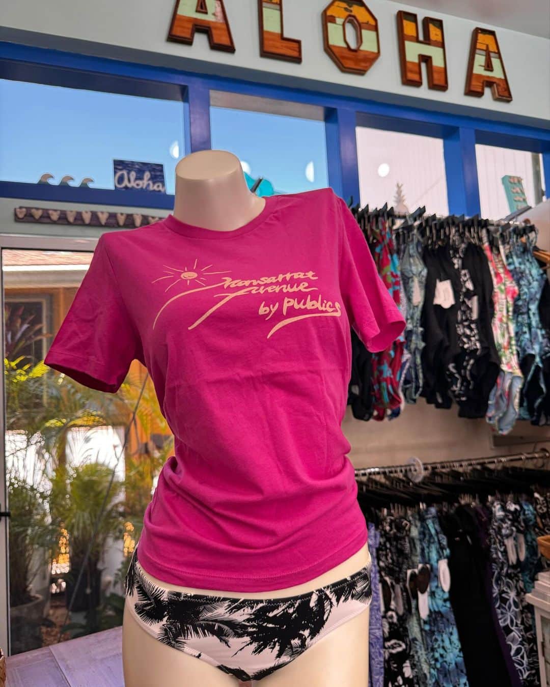 Pualani Hawaii Beachwearさんのインスタグラム写真 - (Pualani Hawaii BeachwearInstagram)「プアラニモンサラット店では、 今年も10月の乳がん早期発見促進月間にちなんだ活動をいたします🎀  当店オリジナルTシャツ 【モンサラットアベニューバイパブリックス $35 】のTシャツの売り上げの一部を、寄付金に使わせていただきます。  カラーは３種類☺️ ベリー・チェスナッツ・セージです。  オンライン販売もしています！サイズなどお問い合わせ下さい🎀  #乳がん #乳がんサバイバー #乳がん治療中 #がん #癌 #breastcancer #breastcancerawareness#ピンクリボン#ピンクリボン2023#乳がんのない世界へ#pinkribbon #pink #pinkribbon2023」10月4日 11時52分 - pualani_monsarrat