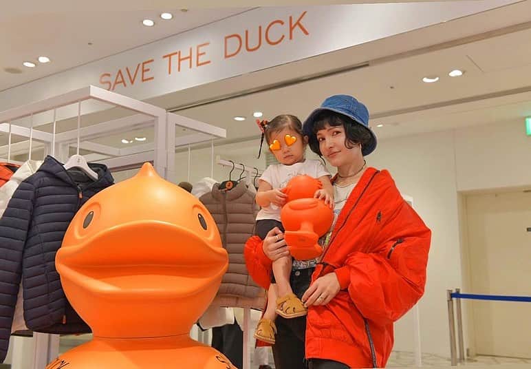 ノーマのインスタグラム：「イタリアのファッション企業として初めてBコープの認証を受けたSAVE THE DUCK のPOP-UPが大丸東京店でスタート🦆🦆🦆わんぱく娘を連れて遊びに行きました🦖🧡  ペットボトルを再生した微粒子をポリエステル繊維に絡め作られた特許素材のPLUMTECH®やRECYCLEDPLUMTECH®、再生ポリエステル等のマテリアルアイテムをベースに、海洋ゴミ100%リサイクルのコレクションなども展開。高性能な次世代ダウンとして注目が集まっており、気になっておりました。  保温性（アイテム毎にタグに表示）、通気性、軽量を実現している点からクライマーファンも増え、2019年には世界で初めて、動物性防寒着を着用せずにエベレスト登頂に成功した方のエピソードを聞いて驚き！そして全ての製品が洗濯ネットに入れて自宅での丸洗いが可能と言う所も魅力的◎  環境保全団体や慈善団体、動物保護団体とのコラボレーションやパートナーシップにも積極的で、今後の展開も楽しみです。繊維の分野でテクノロジーの力が発揮されるのは魅力的だなぁと感じつつ、前線の状況について貪欲に学びたいなと思った帰り道でした🦋  SAVE THE DUCK POPUP 大丸東京店1階 期間2023年10月4日〜2024年3月31日  #savetheduck #セーブザダック #PR #ethical #PLUMTECH #RECYCLEDPLUMTECH」