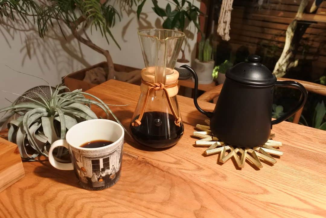 ムクリ［mukuri］さんのインスタグラム写真 - (ムクリ［mukuri］Instagram)「コーヒー豆の香りに包まれる時。楽しいおしゃべりをし、炎の揺れる姿に癒されて  少しずつ日が暮れるのが早くなってきて、 「秋の夜長」を楽しむにはぴったりな季節になりました。  少し早く家事が終わった夜や 週末の夜は大好きなコーヒーを淹れるそう。  コーヒーの香りの中で過ごす時間は、 疲れた気持ちをゆっくりとほぐしてくれます。  コーヒーを飲みながら、 ご主人とインテリアについてお話するのも楽しみのひとつ。  そんな中から、 おうちに仲間入りしたものを紹介してくださっています。  さらに季節が進んだら登場するのが薪ストーブ。   目で耳で。 炎は特別な時間を感じさせてくれます。  快適な季節はあっと言う間に過ぎてしまうからこそ、 しっかりと味わいたいもの。  sayoさんの秋の夜長の過ごし方、 ぜひご覧くださいね＾＾  –––––––––––––––––– ムクリ公式アカウントでは くらしの中にある"好き"や"コダワリ"を毎日お届け。  インテリア、整理収納から家づくりなど 日常で参考になる情報から サラッと読める短編コラムまで ご紹介していますのでフォローしてぜひご覧ください。 ▶︎ @mukuri_official ・  「 #ムクリ 」のタグもいつも楽しく拝見しています☺️  オリジナルブランドは @daily_mukuri  くらしの中にあったらいいいな、 そんな商品を企画・制作、集めています。 ––––––––––––––––––  #リノベーション #土間リビング#土間のある暮らし #薪ストーブ #ネスターマーティン#薪ストーブのある暮らし #ペンドルトン #コーヒー#コーヒーのある暮らし#珈琲#coffee#コーヒー好き #珈琲時間 #おうち時間 #キッチン #kitchen #台所 #coffeetime#マイホーム#注文住宅#暮らし#暮らしを楽しむ#日々の暮らし#くらしの編集#ムクリ」10月4日 12時05分 - mukuri_official