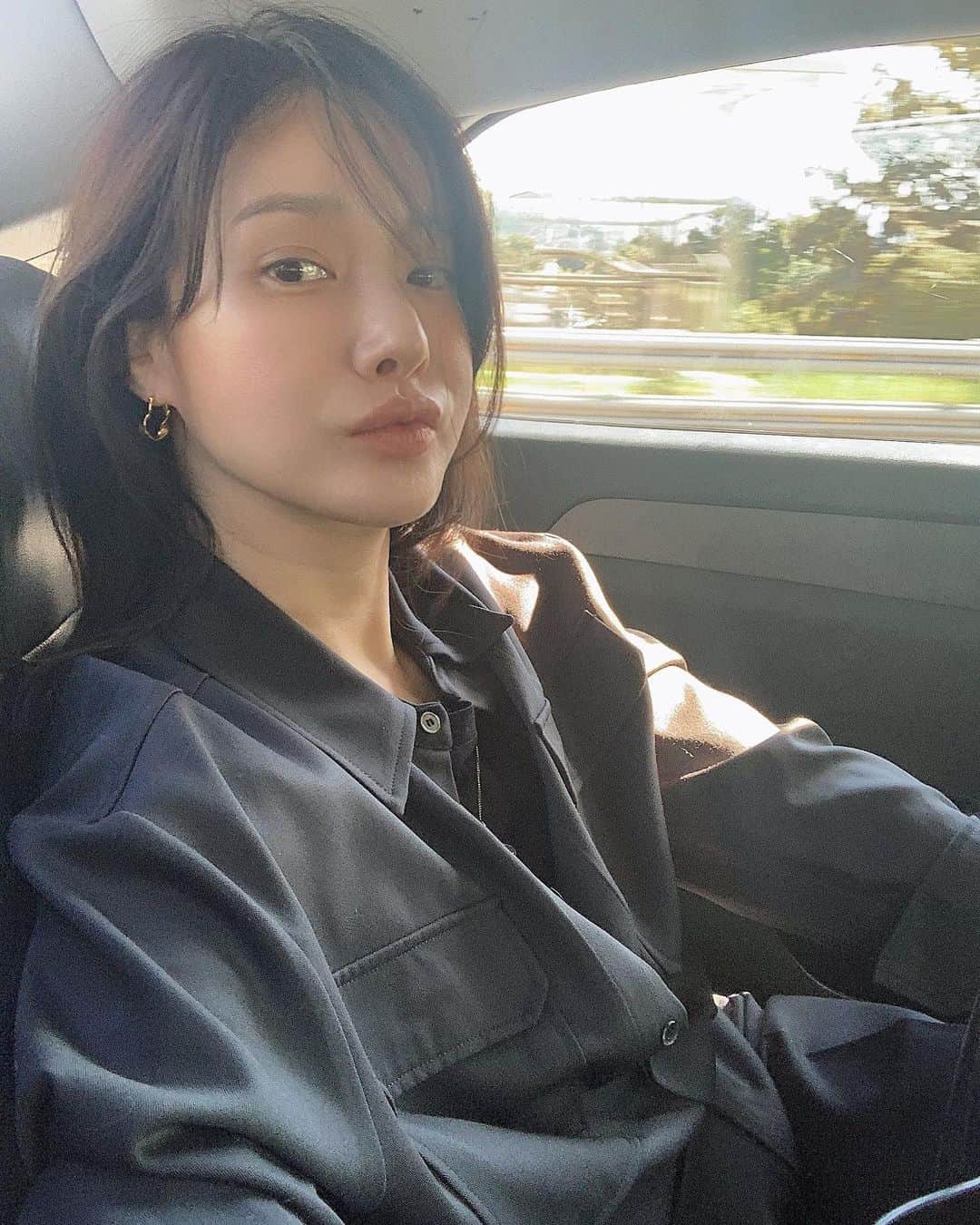 nanaのインスタグラム：「요즘 내가 가장 좋아하는 옷. 살짝 저짝 제복같기도 한것이 묘해」