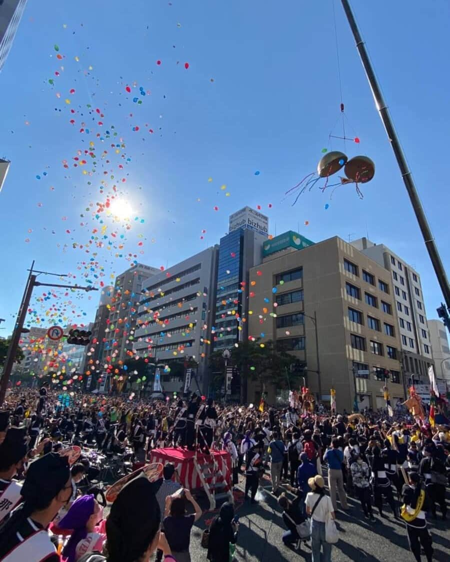 沖縄県民のおでかけ応援サイト「ちゅらとく」さんのインスタグラム写真 - (沖縄県民のおでかけ応援サイト「ちゅらとく」Instagram)「秋の風物詩！ 2023年10月7日（土）～9日（月・祝）の3日間、「第53回 那覇大綱挽まつり」が那覇市の国道58号線、久茂地交差点で開催されます(*^^*)  昨年は新型感染症対策を講じて規模を縮小していたが、今年は通常どおりの開催！  那覇大綱挽まつりは、球王国時代から続く伝統行事。1995年にはギネスブックで「世界一のわら綱」と認定✨全長200メートルにも及ぶ大綱を西と東に別れ引き、平和安寧や子宝、市民繁栄などを願う。  大綱挽を応援する旗頭行列、うふんなすねーい（大綱挽行列）も見逃せない！旗頭を中心に東西に分かれて列をなし、太鼓やしょーぐ、ほら貝などで演奏しながら、国際通りを行進します◎  関連イベントのRBC市民フェスティバルは、奥武山総合運動公園で同日開催☆ステージイベントや飲食などが出店予定♪3日間とも、20時30分には花火が打ち上げられます✨  4年ぶりの通常開催となる第53回 那覇大綱挽まつりは、沖縄県民も観光客も待ちに待った一大イベント！大綱挽に参加した後は奥武山総合運動公園へ移動し、お祭りを満喫しよう(^^♪  ちゅらとくでは、那覇市内のお得なホテル宿泊プランをご用意✨お祭り期間に泊まるのもおすすめ☆  気になる詳細は @churatoku プロフィール欄のストーリーズハイライト、または、URLからチェック＼(^o^)／  【開催期間】 2023年10月7日（土）～9日（月・祝）  ▼旗頭行列（うふんなすねーい） 実施日：10月8日（日） 時間：11時30分～14時 ※交通規制の時間を含む 場所：国際通り  ▼那覇大綱挽 実施日：10月8日（日） 時間：14時30分～19時 ※交通規制時間含む 場所：国道58号線 久茂地交差  ▼RBC市民フェスティバル 実施日：10月7日（土）～9日（月・祝） 時間：11時～21時 場所：奥武山総合運動公園 ※花火は各日20時30分～ ※ENJOY Music 広場は各日15時開場  ＜10月7日(土)＞ ・RBC王国ステージ 11時～　オープニングセレモニー 11時57分～　Aランチ生中継 15時～　OKINAWAダンスミュージックライブ 18時30分～　那覇大綱挽まつり島唄ハイボールでカンパーイ  ・ENJOY Music 広場 16時50分～　5th Elements 17時40分～　seven oops　 18時30分～　イクマあきら 19時30分　D-51  ＜10月8日(土)＞ ・RBC王国ステージ 14時30分～　OKINAWA IDOL STAGE 18時～　イオン琉球PRESENTS カラオケグランプリ  ・ENJOY Music 広場 16時25分～　異世界×JUMP with ぷちでぃあ 17時～　大兼のぞみ with DJレイコ＆護佐丸 with いーちふぁ君 17時40分～　BLUE BLUE BLUE 18時30分～　森 恵 19時30分～　きいやま商店  ＜10月9日（月・祝）＞ ・RBC王国ステージ 14時～　高校生スポーツフェスタ 17時45分～　沖縄県ホテル組合ちむぐくるでおもてなしダンスステージ 18時15分～　県内の高校生バンドによるライブ  ・ENJOY Music 広場 16時10分～　金城しおり 17時～　HoRookies 17時50分～　JaaBourBonz 18時40分～　きいやま商店 19時30分～　THE SAKIHAMA meeting  【問い合わせ】 ▼第53回 那覇大綱挽まつり 那覇大綱挽まつり実行委員会事務局（那覇市観光課）  ▼RBC市民フェスティバル 琉球放送 事業部  👜フォロー＆投稿保存をしておでかけの参考に♪  ほかにも様々なおでかけ情報あり！ 気になる詳細は @churatoku プロフィール欄のURLから「おでかけ情報」をチェック＼(^o^)／  沖縄県民のおでかけを応援するサイト「ちゅらとく」 おでかけに役立つ情報をお届け✨ ▶ホテル(宿泊・レストラン)・遊び体験・ツアーのお得情報 ▶旬のイベント・おでかけスポット情報 ❤Follow Me @churatoku  #ちゅらとく #ちゅらとくおでかけ #churatoku #沖縄県民限定 #沖縄 #沖縄スポット #沖縄おでかけ #沖縄イベント #那覇市 #那覇 #那覇大綱挽まつり #花火 #沖縄花火 #花火イベント #那覇大綱挽 #RBC市民フェスティバル」10月4日 12時00分 - churatoku