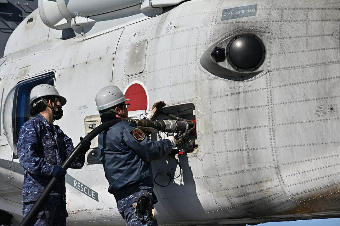 海上自衛隊さんのインスタグラム写真 - (海上自衛隊Instagram)「航空機も #給油中 🚁 お腹いっぱいにして、次のフライトもよろしく頼むね！  #ファインダー越しの世界 #海上自衛隊 #燃料補給 #エネルギーチャージ #JMSDF」10月4日 12時00分 - jmsdf_pr