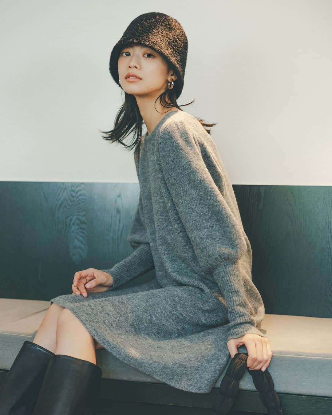 NATURAL BEAUTY BASICのインスタグラム：「松木育未さん着用の 秋の新作webカタログ第1弾が大好評公開中♡  ■バックシャンミニニットワンピース ¥11,990 tax in size:S/M color:グレー/クロ/ベージュ/ボルドー/モカ #0173247043  ------------  Trend Tips -2023Autumn-  表面感のあるジャガードスカートに トラッドなアランニット、 大人フェミニンなミニ丈のニットワンピースetc.  今季トレンドをふんだんに盛り込んだ新作をデリバリー。 コーデの鮮度を高めてくれる キャッチーなアイテムで秋本番に備えて。  #松木育未 さん #新作アイテム #グレーコーデ #ニット #ニットワンピ #ワンピースコーデ #ニットワンピース #バックシャン #秋コーデ #お出かけコーデ #オフィスコーデ #オフィスカジュアル #通勤コーデ #大人可愛い #カラーコーデ  #着回しコーデ #きれいめカジュアル  #ベーシックコーデ #ベーシック #ナチュラルコーデ #トレンドスタイル #シンプルコーデ #ナチュラルビューティーベーシック #naturalbeautybasic」