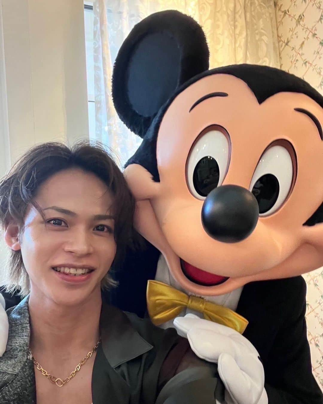 上田竜也のインスタグラム：「Happy birthday！！俺！ 産まれてきてくれてありがとう！俺！  さぁ！  誕生日に ついに解禁になりました！  13〜14年ぶりの ソロツアー！  MOUSE PEACE 2024  〜我龍転生〜  決定！！  やったるぜいいい！！  全員まとめて 夢の国に連れてったるわい！！  ソロライブを やる事になった経緯は 公式ウェブの 龍組にて更新しておるので 興味ある方はご覧くだせえ！  #夢の国 #っていっても #ヴィラン側だけどね #久々の #mousepeace  #2023年内には出来なかったけど #なんとか #有言実行 #happybirthday  #俺」