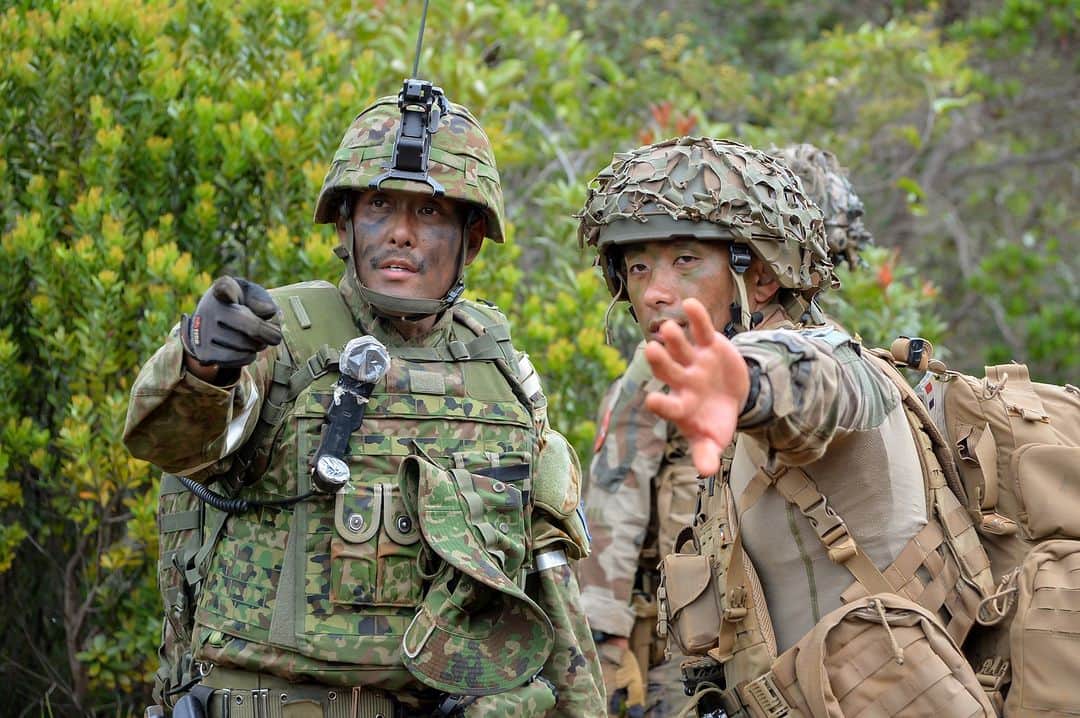 陸上自衛隊さんのインスタグラム写真 - (陸上自衛隊Instagram)「第５普通科連隊が９月１０日（日）からニューカレドニアで実施していた仏陸軍との実動訓練（ブリュネ・タカモリ２３）は、９月２９日（金）に全ての訓練を終了しました。 　初の実施となる本訓練を通じ、日仏陸軍種間の関係を強化するとともに、自由で開かれたインド太平洋の維持・強化に寄与することができました。🇫🇷🤝🇯🇵🤝🇳🇨 #FreeAndOpenIndoPacific   The field training exercise “Brunet Takamori 23” conducted by 5th Infantry Regiment and French Army in New Caledonia from Sunday, Sep. 10 finally concluded on Friday, Sep. 29. Through the first bilateral exercise “BT”, we could forge our army-to-army relationship and contribute to maintaining and enhancing a Free and Open Indo-Pacific.🇫🇷🤝🇯🇵🤝🇳🇨 #FreeAndOpenIndoPacific   L'exercice "Brunet Takamori 23" conduit par le 5e régiment d'infanterie des Forces Terrestres japonaises et l'armée française en Nouvelle-Calédonie depuis le dimanche 10 septembre s'est achevé le vendredi 29 septembre. Grâce au premier exercice bilatéral "BT", nous avons pu consolider notre relation entre Forces Terrestres d’Autodéfense du Japon et Armée de Terre française et contribuer au maintien et au renforcement d'un Indo-Pacifique libre et ouvert.🇫🇷🤝🇯🇵🤝🇳🇨 #FreeAndOpenIndoPacific」10月4日 12時00分 - jgsdf_pr